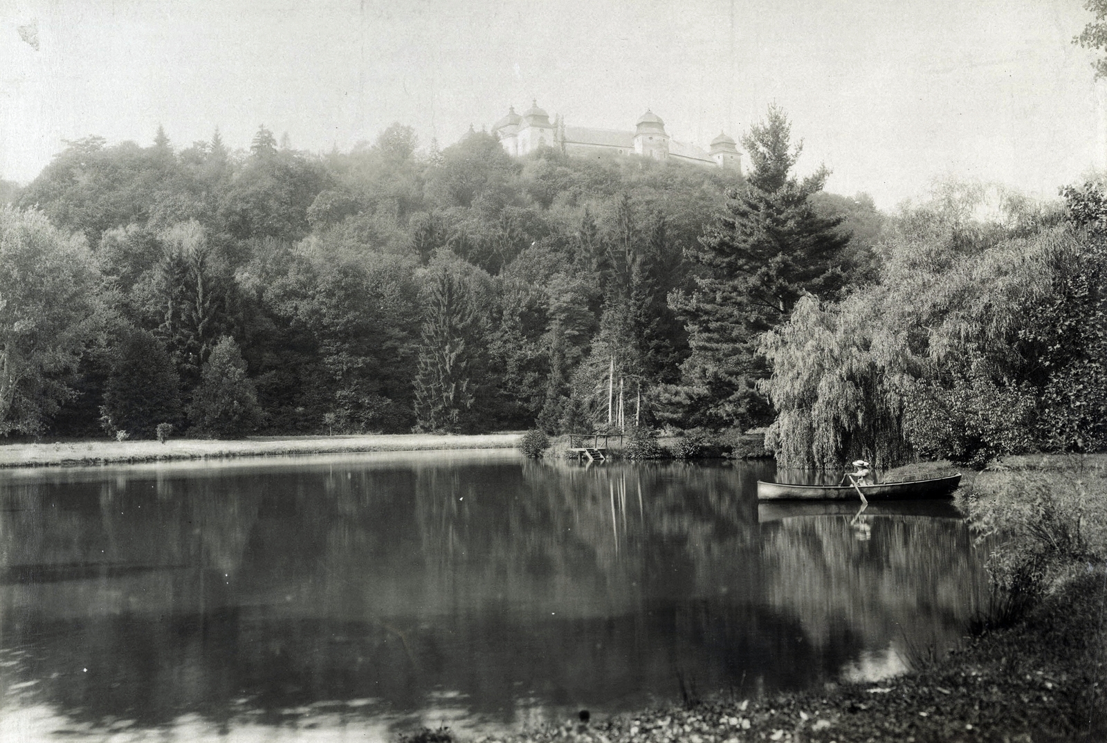 Slovakia, Halič, parkrészlet tóval, fenn a várkastély (ekkor Wenckheim Ferenc tulajdona). A felvétel 1898 után készült. A kép forrását kérjük így adja meg: Fortepan / Budapest Főváros Levéltára. Levéltári jelzet: HU.BFL.XV.19.d.1.12.094, 1900, Budapest Főváros Levéltára / Klösz György fényképei, Klösz György, lake, Baroque-style, palace, castle, Andreas Mayerhoffer-design, Fortepan #83399