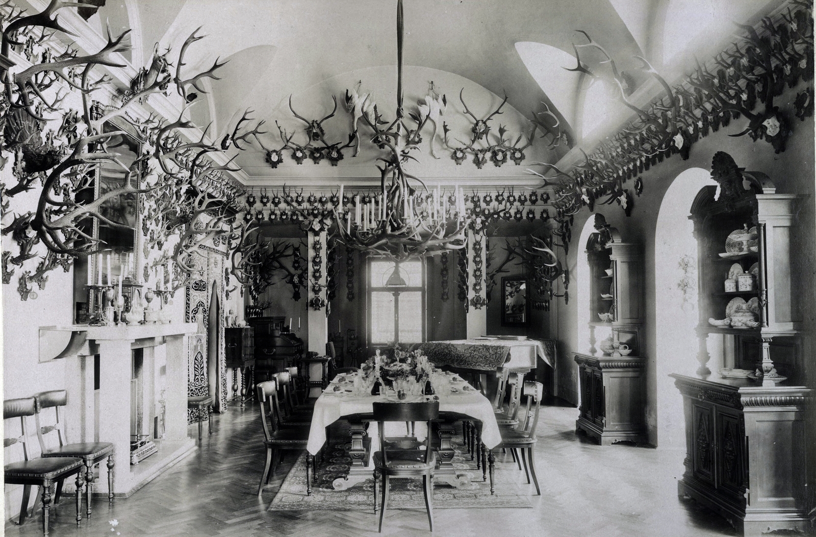 Szlovákia, Kistapolcsány, József Ágost főherceg kastélyának ebédlője. A felvétel 1895-1899 között készült. A kép forrását kérjük így adja meg: Fortepan / Budapest Főváros Levéltára. Levéltári jelzet: HU.BFL.XV.19.d.1.12.099, 1900, Budapest Főváros Levéltára / Klösz György fényképei, Klösz György, enteriőr, trófea, zongora, kandalló, tálalószekrény, kúria, gyűjtemény, Best of, Fortepan #83404