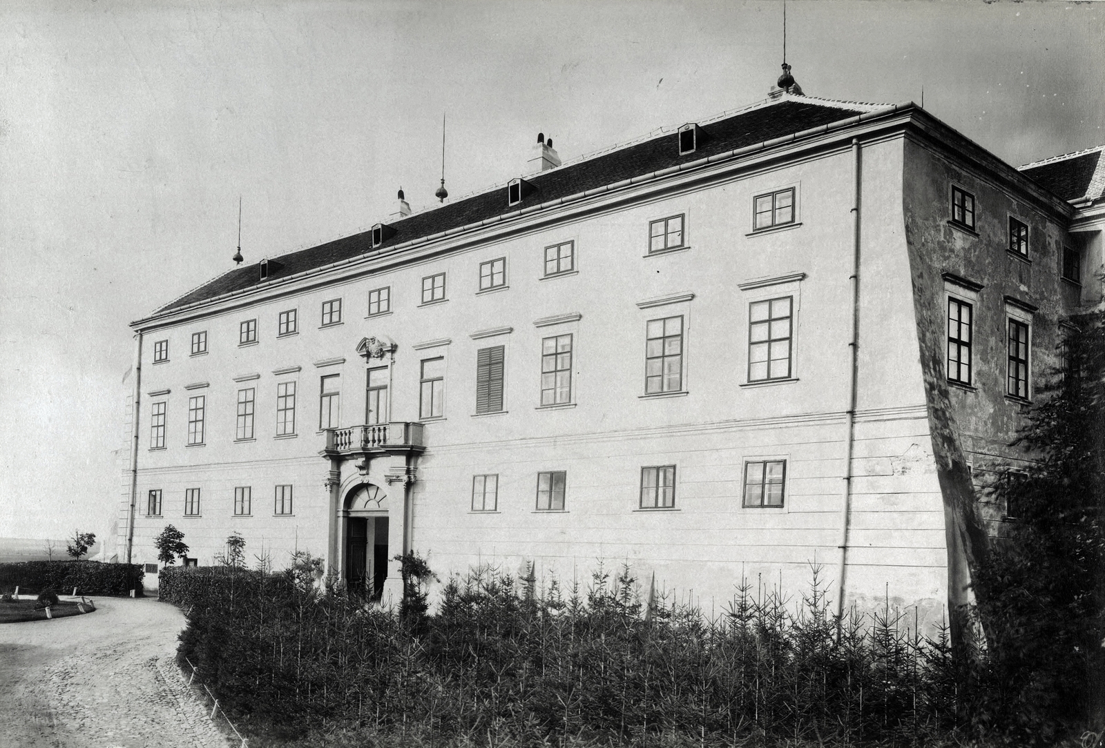 Slovakia, Nitra, Püspöki palota elölnézete. A felvétel 1895-1899 között készült. A kép forrását kérjük így adja meg: Fortepan / Budapest Főváros Levéltára. Levéltári jelzet: HU.BFL.XV.19.d.1.12.106, 1900, Budapest Főváros Levéltára / Klösz György fényképei, Klösz György, bishop's palace, Fortepan #83411