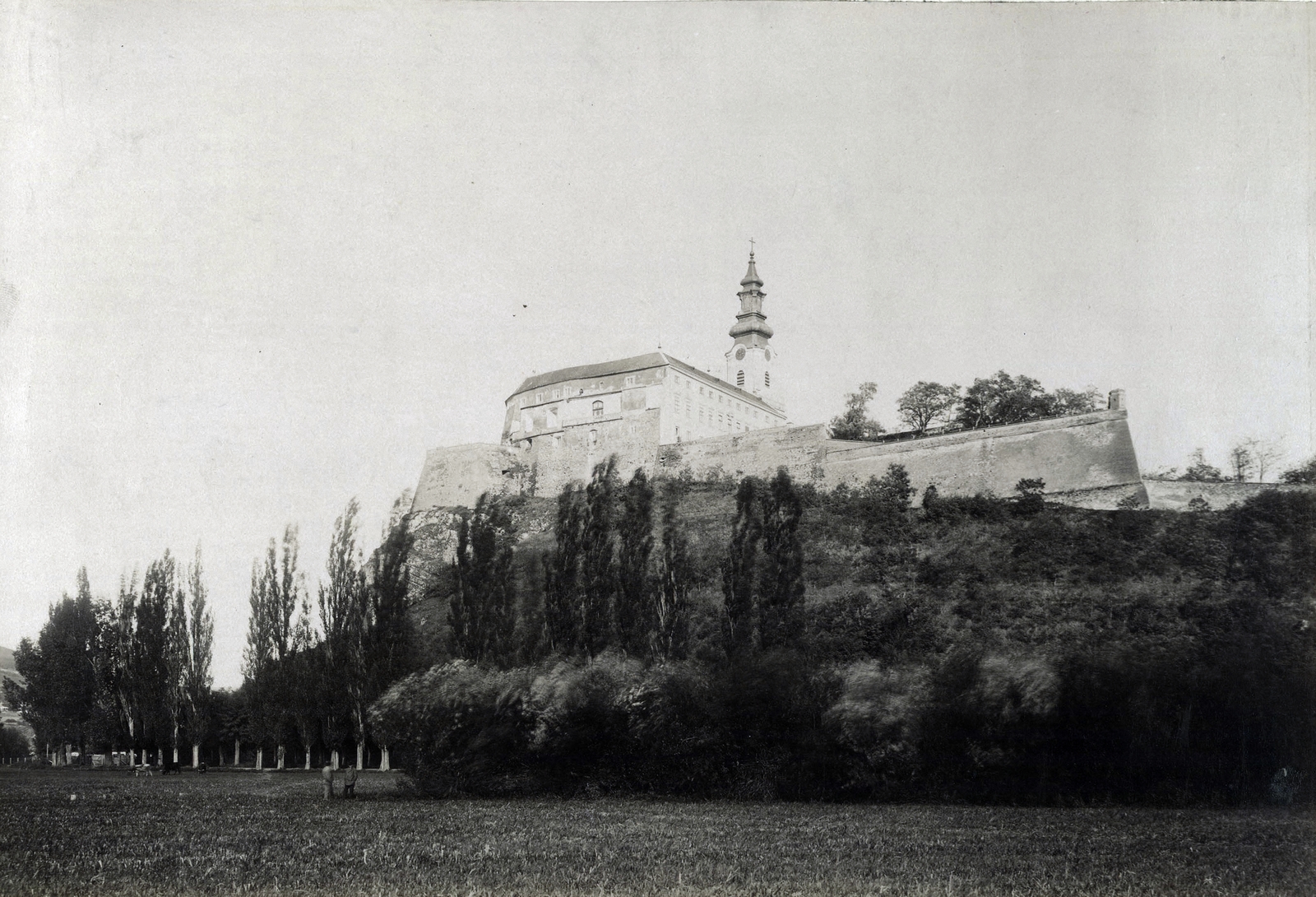 Slovakia, Nitra, a Várdomb, fenn a vár. Előtérben Bende Imre püspök palotája, mögötte a Vártemplom tornya. A felvétel 1895-1899 között készült. A kép forrását kérjük így adja meg: Fortepan / Budapest Főváros Levéltára. Levéltári jelzet: HU.BFL.XV.19.d.1.12.107, 1900, Budapest Főváros Levéltára / Klösz György fényképei, Klösz György, bishop's palace, Fortepan #83412