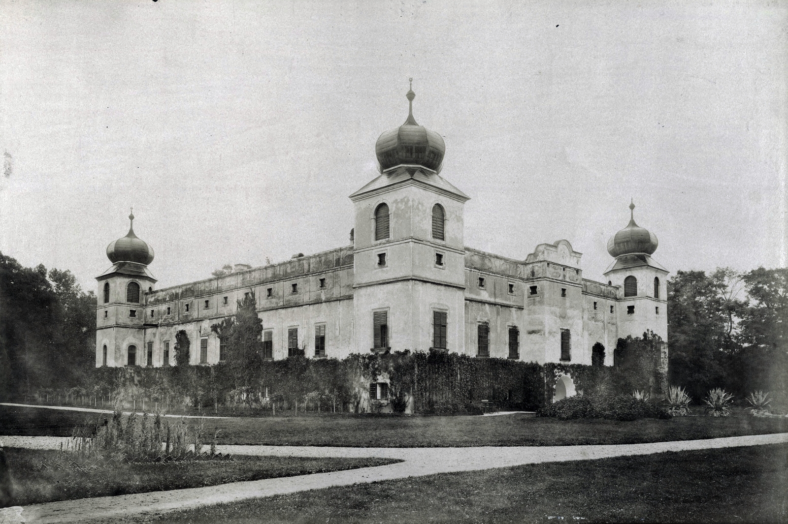 Szlovákia, Brunóc, Mednyánszky-kastély. A felvétel 1895-1899 között készült. A kép forrását kérjük így adja meg: Fortepan / Budapest Főváros Levéltára. Levéltári jelzet: HU.BFL.XV.19.d.1.12.108, 1900, Budapest Főváros Levéltára / Klösz György fényképei, Klösz György, kastély, hagymakupola, Fortepan #83413