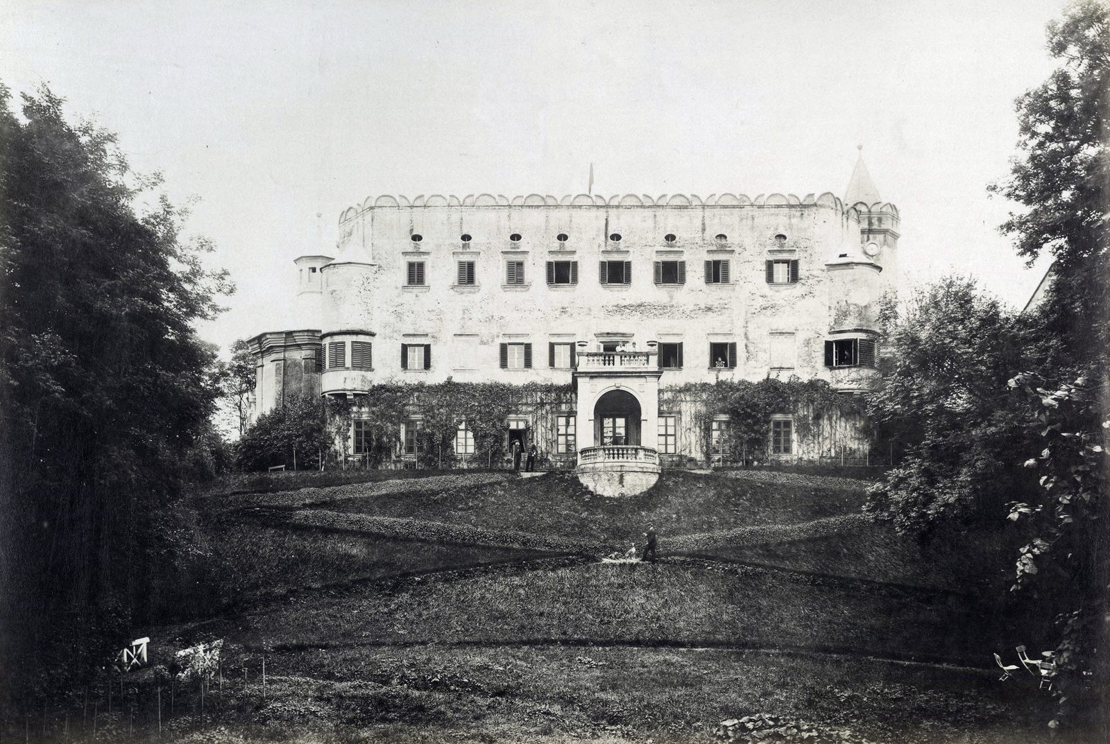 Slovakia, Moravany nad Váhom, gróf Zedtwitz Kurt kastélyának hátsó nézete. A felvétel 1895-1899 között készült. A kép forrását kérjük így adja meg: Fortepan / Budapest Főváros Levéltára. Levéltári jelzet: HU.BFL.XV.19.d.1.12.111, 1900, Budapest Főváros Levéltára / Klösz György fényképei, Klösz György, castle, Fortepan #83416