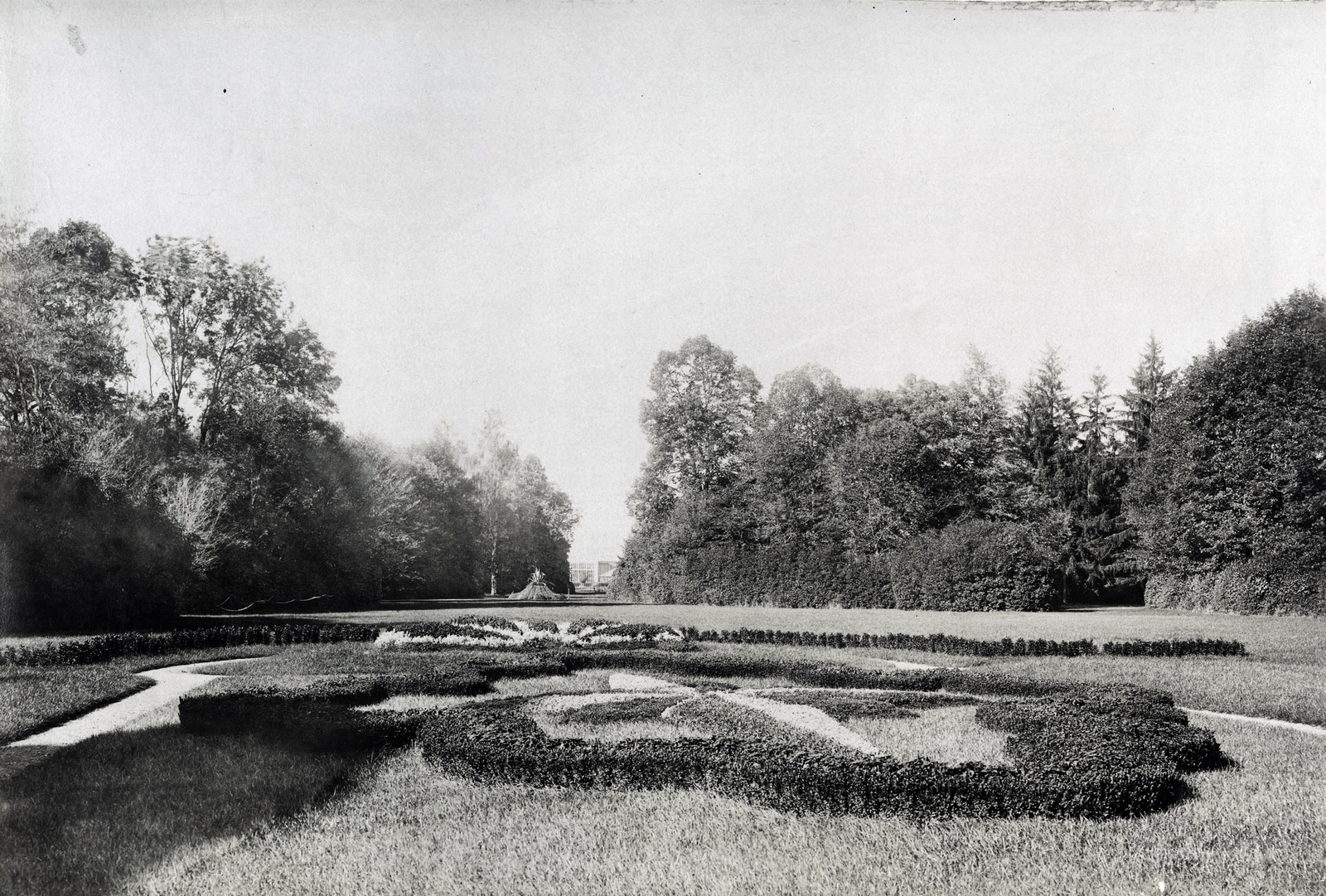 Slovakia, Tovarníky, báró Stummer Ágoston kastélyának parkja. A felvétel 1895-1899 között készült. A kép forrását kérjük így adja meg: Fortepan / Budapest Főváros Levéltára. Levéltári jelzet: HU.BFL.XV.19.d.1.12.113, 1900, Budapest Főváros Levéltára / Klösz György fényképei, Klösz György, flower bed, Fortepan #83418