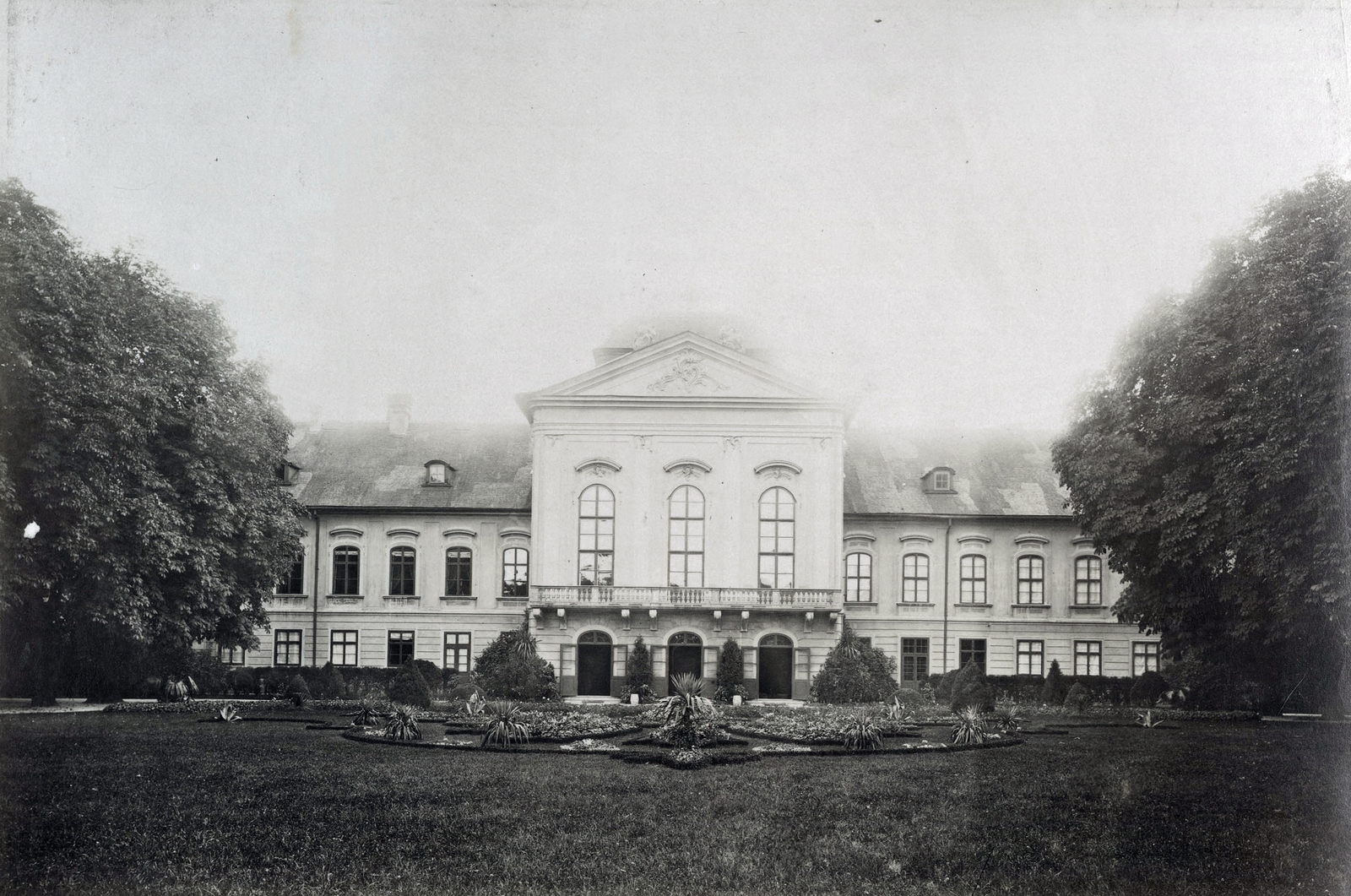 Slovakia, Bratislava, Grassalkovich-kastély (később Elnöki Palota), ekkor Habsburg–Tescheni Frigyes főherceg kastélya. A felvétel 1895-1899 között készült. A kép forrását kérjük így adja meg: Fortepan / Budapest Főváros Levéltára. Levéltári jelzet: HU.BFL.XV.19.d.1.12.115, 1900, Budapest Főváros Levéltára / Klösz György fényképei, Klösz György, castle, palace, Andreas Mayerhoffer-design, Fortepan #83420