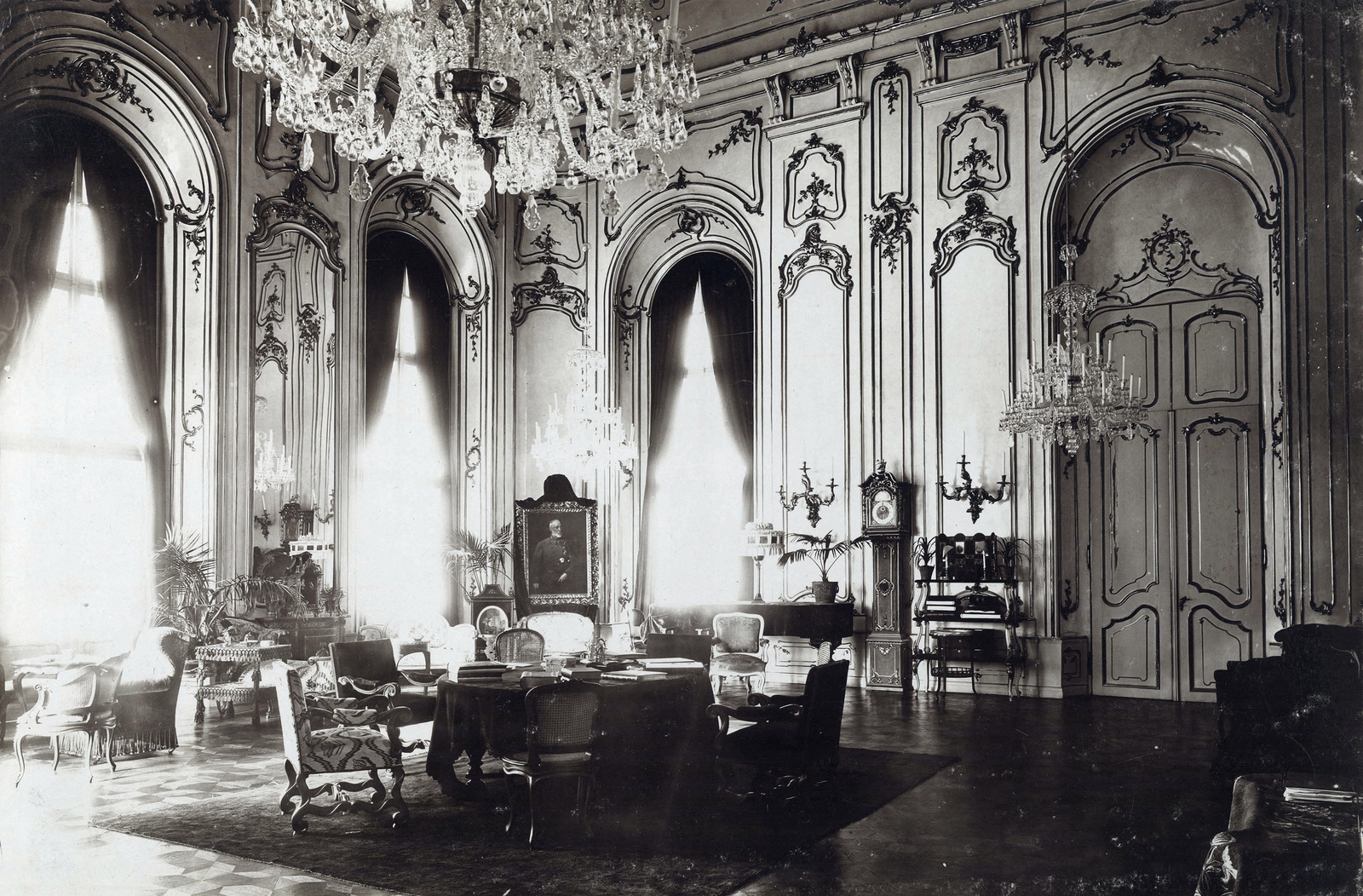 Slovakia, Bratislava, Grassalkovich-kastély (később Elnöki Palota), ekkor Habsburg–Tescheni Frigyes főherceg kastélya. A felvétel 1895-1899 között készült. A kép forrását kérjük így adja meg: Fortepan / Budapest Főváros Levéltára. Levéltári jelzet: HU.BFL.XV.19.d.1.12.116, 1900, Budapest Főváros Levéltára / Klösz György fényképei, Klösz György, painting, interior, chandelier, grandfather clock, Andreas Mayerhoffer-design, Fortepan #83421