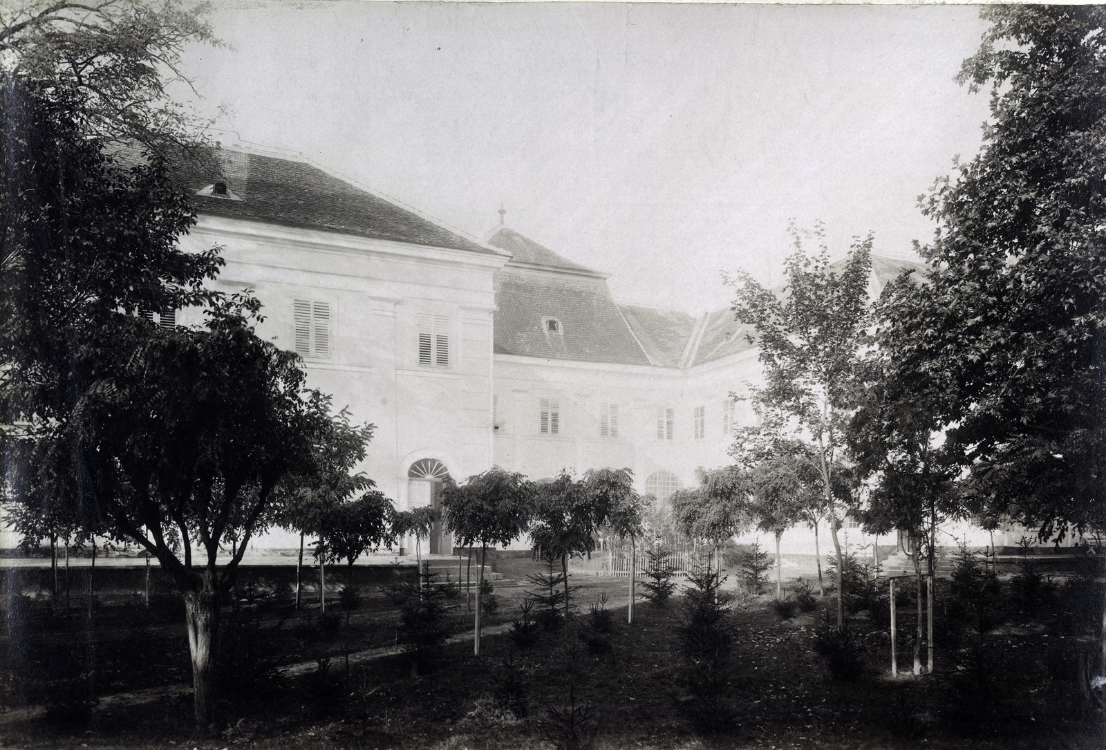 Hungary, Nagyberki, a Vigyázó-kastély hátsó nézete. A felvétel 1895-1899 között készült. A kép forrását kérjük így adja meg: Fortepan / Budapest Főváros Levéltára. Levéltári jelzet: HU.BFL.XV.19.d.1.12.121, 1900, Budapest Főváros Levéltára / Klösz György fényképei, Klösz György, sapling, Fortepan #83426