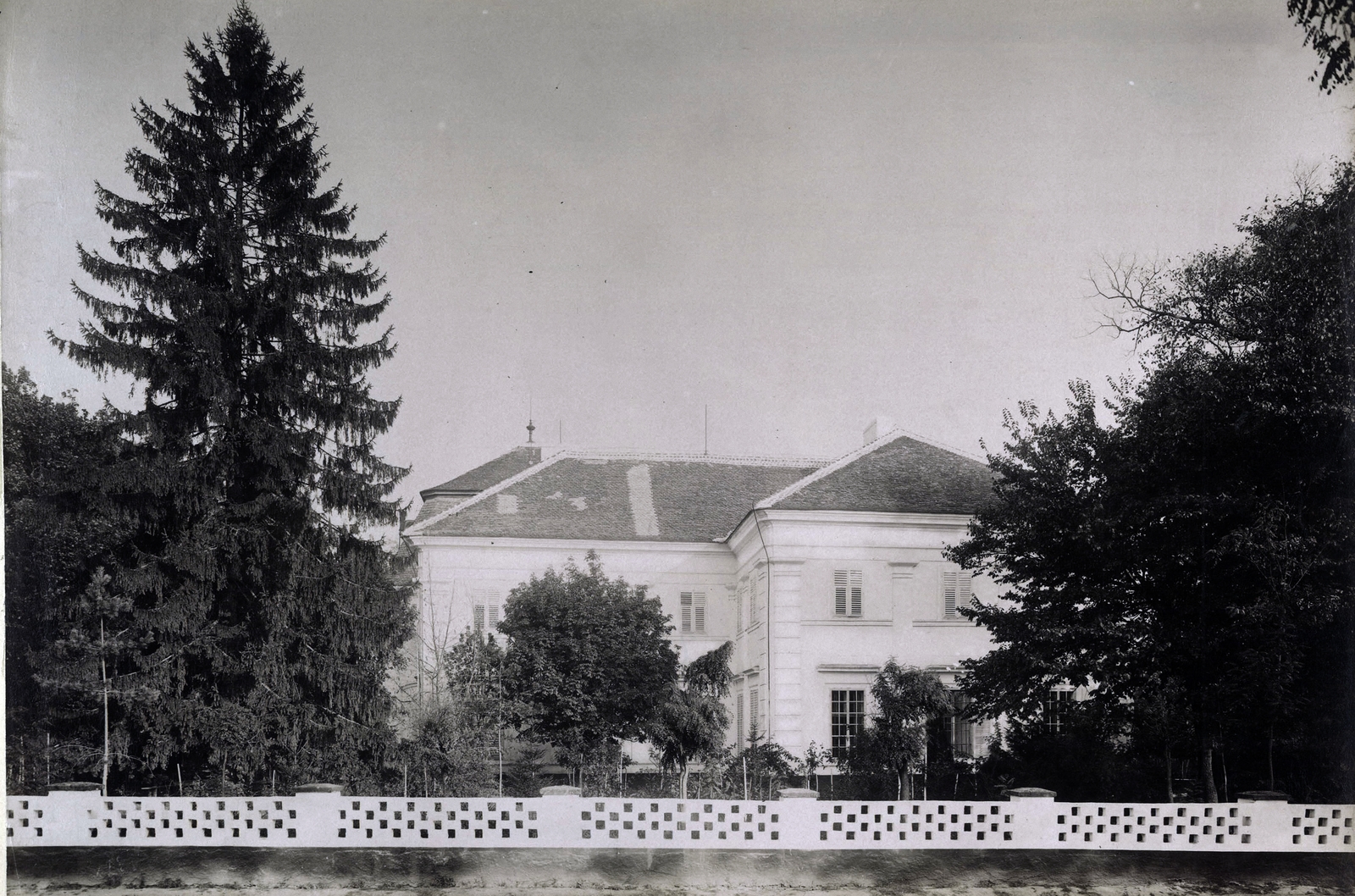 Hungary, Nagyberki, a Vigyázó-kastély oldalnézete. A felvétel 1895-1899 között készült. A kép forrását kérjük így adja meg: Fortepan / Budapest Főváros Levéltára. Levéltári jelzet: HU.BFL.XV.19.d.1.12.123, 1900, Budapest Főváros Levéltára / Klösz György fényképei, Klösz György, fence, Fortepan #83428