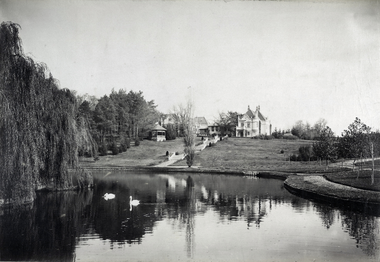 Hungary, Mozsgó, a Biedermann-kastély és parkja. A felvétel 1895-1899 között készült. A kép forrását kérjük így adja meg: Fortepan / Budapest Főváros Levéltára. Levéltári jelzet: HU.BFL.XV.19.d.1.13.131, 1900, Budapest Főváros Levéltára / Klösz György fényképei, Klösz György, swan, lake, Fortepan #83436