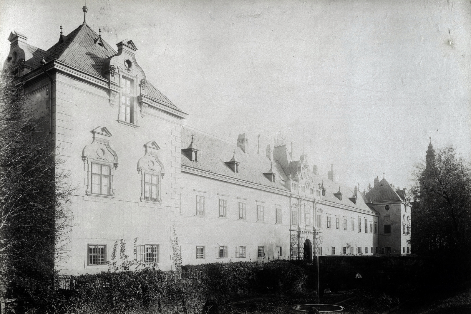 Szlovákia, Stomfa, Károlyi Lajos gróf kastélyának elölnézete. A felvétel 1895-1899 között készült. A kép forrását kérjük így adja meg: Fortepan / Budapest Főváros Levéltára. Levéltári jelzet: HU.BFL.XV.19.d.1.12.132, 1900, Budapest Főváros Levéltára / Klösz György fényképei, Klösz György, kastély, Fortepan #83437