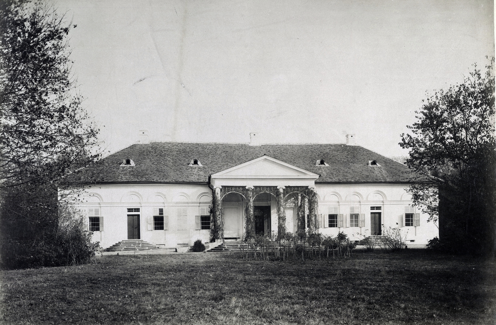 Hungary, Abony, Vigyázó Antal földbirtokos kastélyának elölnézete. A felvétel 1895-1899 között készült. A kép forrását kérjük így adja meg: Fortepan / Budapest Főváros Levéltára. Levéltári jelzet: HU.BFL.XV.19.d.1.12.135, 1900, Budapest Főváros Levéltára / Klösz György fényképei, Klösz György, mansion, pediment, Fortepan #83440
