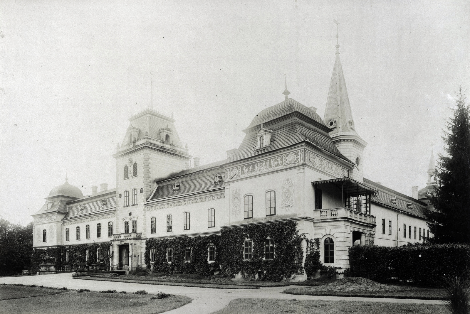 Slovakia, Humenné, gróf Andrássy Aladár kastélyának főhomlokzata. A felvétel 1895-1899 között készült. A kép forrását kérjük így adja meg: Fortepan / Budapest Főváros Levéltára. Levéltári jelzet: HU.BFL.XV.19.d.1.12.138, 1900, Budapest Főváros Levéltára / Klösz György fényképei, Klösz György, castle, Fortepan #83442