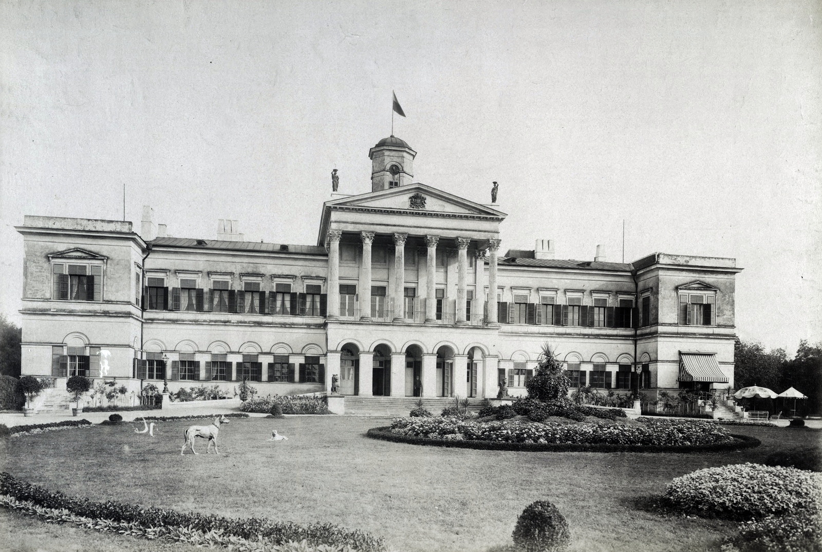 Serbia, Novo Miloševo, a Karácsonyi-kastély főhomlokzata. A felvétel 1895-1899 között készült. A kép forrását kérjük így adja meg: Fortepan / Budapest Főváros Levéltára. Levéltári jelzet: HU.BFL.XV.19.d.1.12.143, 1900, Budapest Főváros Levéltára / Klösz György fényképei, Klösz György, castle, Best of, Fortepan #83447