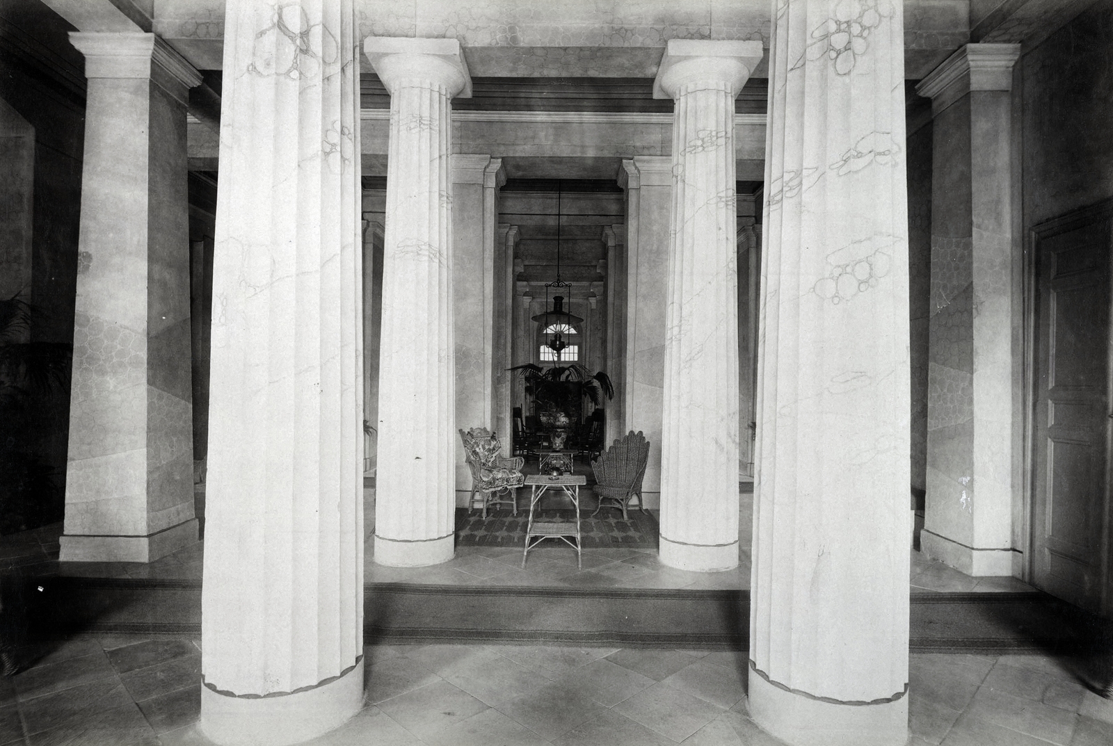Szerbia, Beodra, a Karácsonyi-kastély előcsarnoka. A felvétel 1895-1899 között készült. A kép forrását kérjük így adja meg: Fortepan / Budapest Főváros Levéltára. Levéltári jelzet: HU.BFL.XV.19.d.1.12.144, 1900, Budapest Főváros Levéltára / Klösz György fényképei, Klösz György, oszlop, Best of, Fortepan #83448