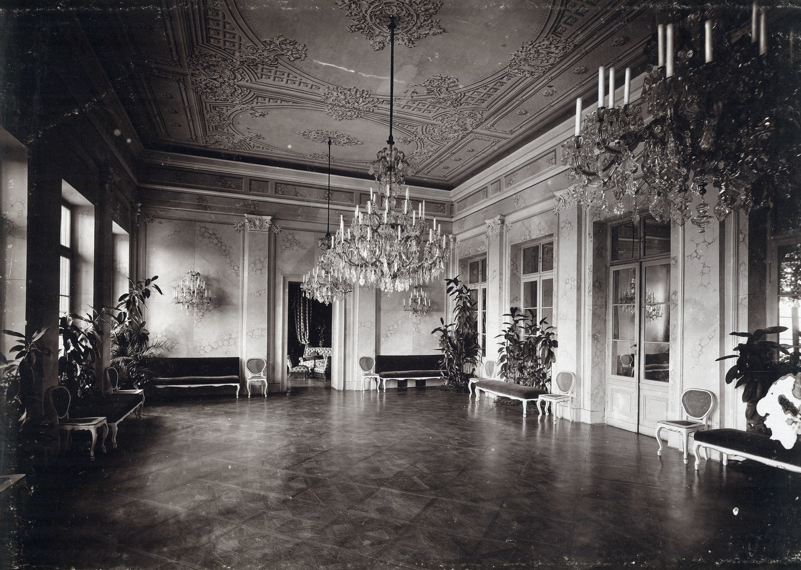 Serbia, Novo Miloševo, a Karácsonyi-kastély táncterme. A felvétel 1895-1899 között készült. A kép forrását kérjük így adja meg: Fortepan / Budapest Főváros Levéltára. Levéltári jelzet: HU.BFL.XV.19.d.1.12.146, 1900, Budapest Főváros Levéltára / Klösz György fényképei, Klösz György, interior, chandelier, Fortepan #83450