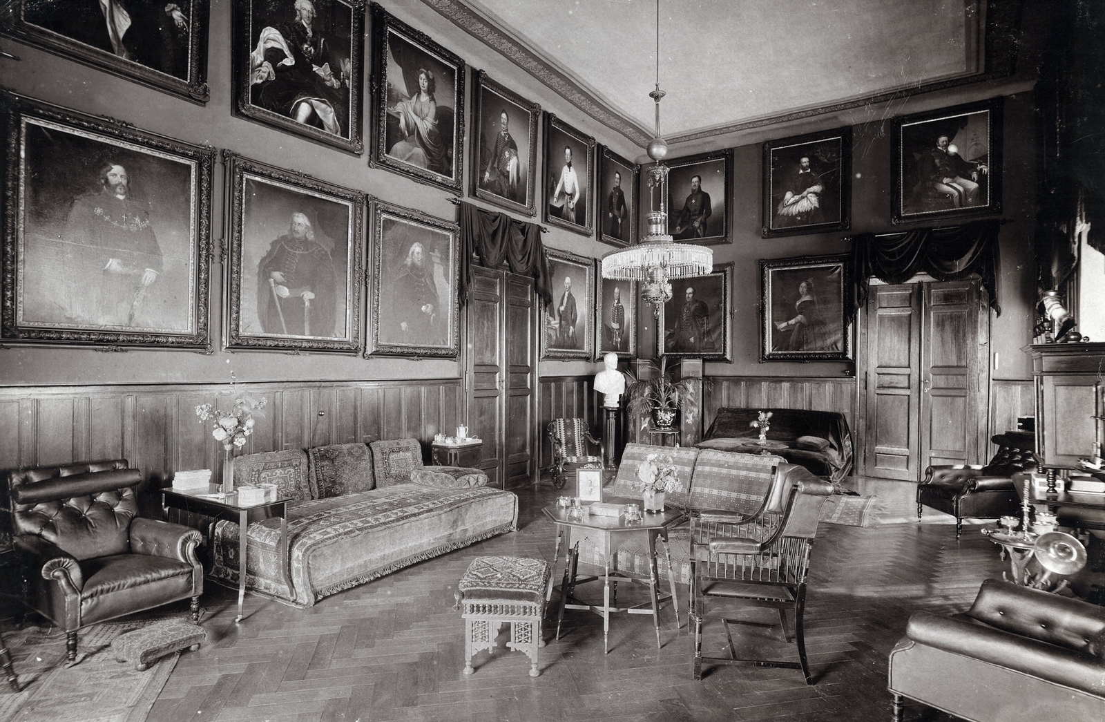 Serbia, Novo Miloševo, a Karácsonyi-kastély dohányzója. A felvétel 1895-1899 között készült. A kép forrását kérjük így adja meg: Fortepan / Budapest Főváros Levéltára. Levéltári jelzet: HU.BFL.XV.19.d.1.12.147, 1900, Budapest Főváros Levéltára / Klösz György fényképei, Klösz György, portrait, painting, interior, chandelier, bust, Fortepan #83451