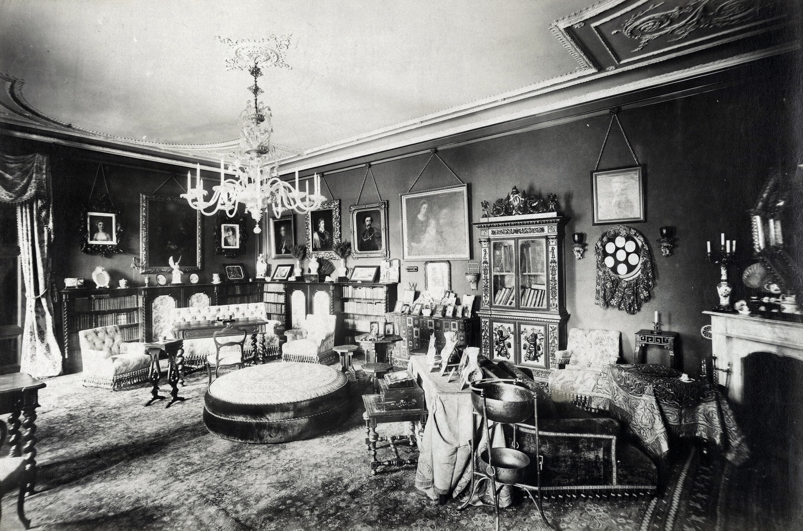 Hungary, Sopronhorpács, (ekkor Horpács), gróf Széchényi Dénes kastélyának nagyszalonja. A felvétel 1895-1899 között készült. A kép forrását kérjük így adja meg: Fortepan / Budapest Főváros Levéltára. Levéltári jelzet: HU.BFL.XV.19.d.1.12.150, 1900, Budapest Főváros Levéltára / Klösz György fényképei, Klösz György, interior, chandelier, bookshelf, Fortepan #83454