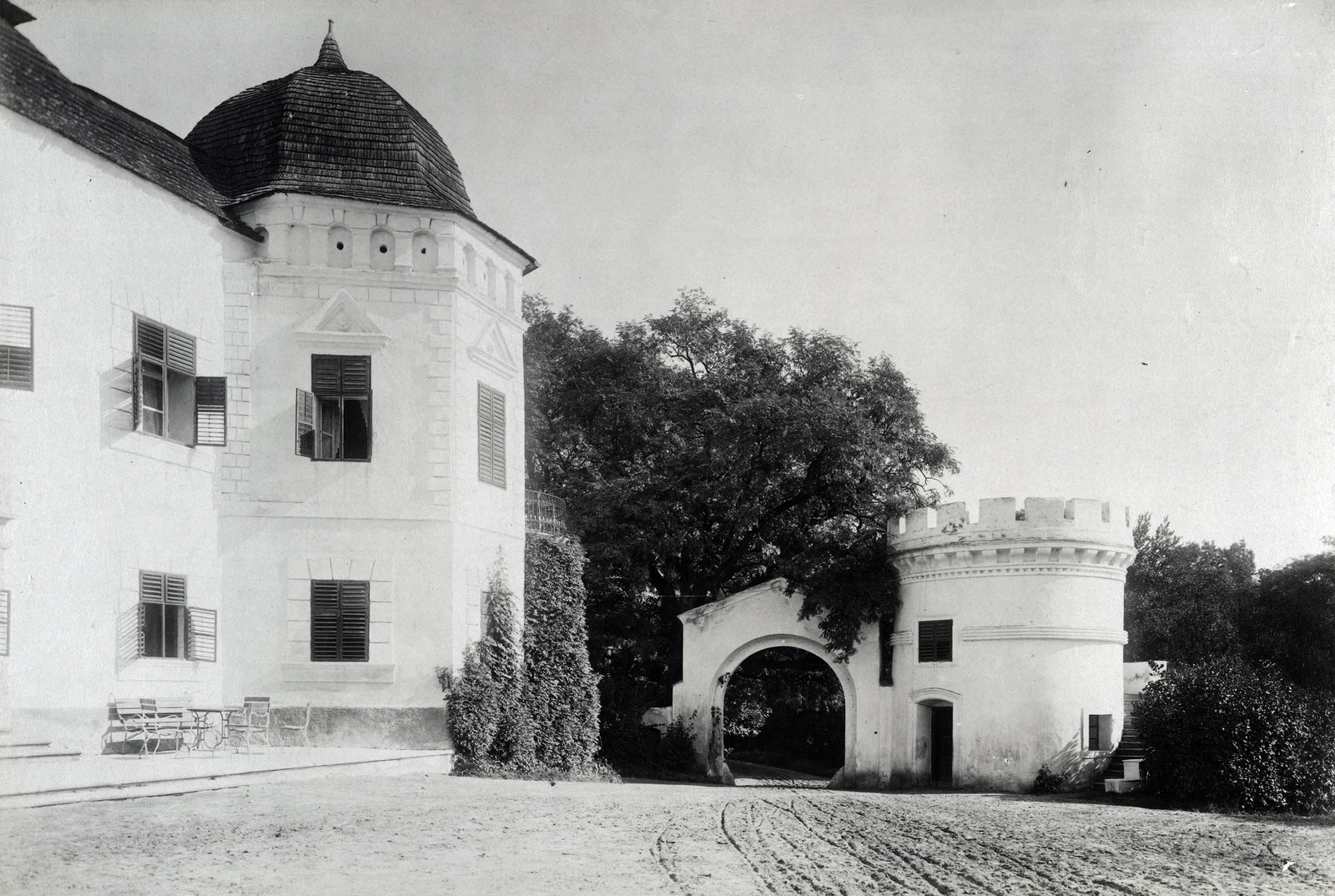 Hungary, Pácin, a Mágochy–Alaghy–’Sennyey-kastély bejáráta. A felvétel 1895-1899 között készült. A kép forrását kérjük így adja meg: Fortepan / Budapest Főváros Levéltára. Levéltári jelzet: HU.BFL.XV.19.d.1.12.155, 1900, Budapest Főváros Levéltára / Klösz György fényképei, Klösz György, castle, Fortepan #83459