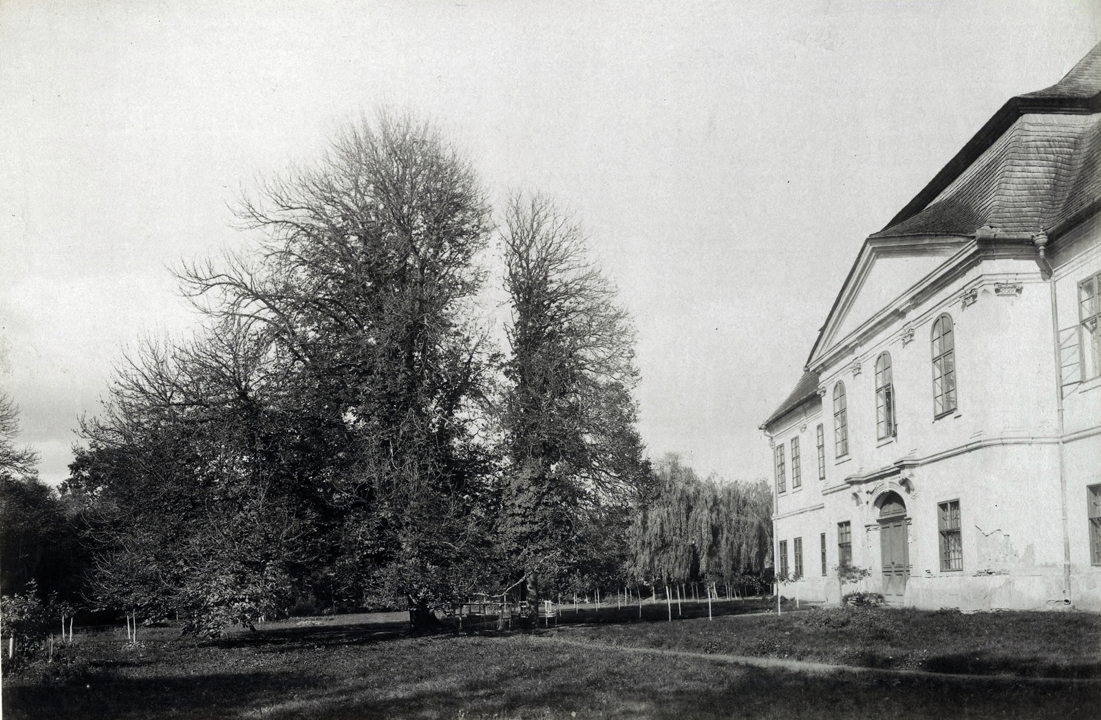 Slovakia, Ložín, gróf Andrássy Dénes kastélyának parkrészlete. A felvétel 1895-1899 között készült. A kép forrását kérjük így adja meg: Fortepan / Budapest Főváros Levéltára. Levéltári jelzet: HU.BFL.XV.19.d.1.12.160, 1900, Budapest Főváros Levéltára / Klösz György fényképei, Klösz György, mansion, pediment, Fortepan #83464