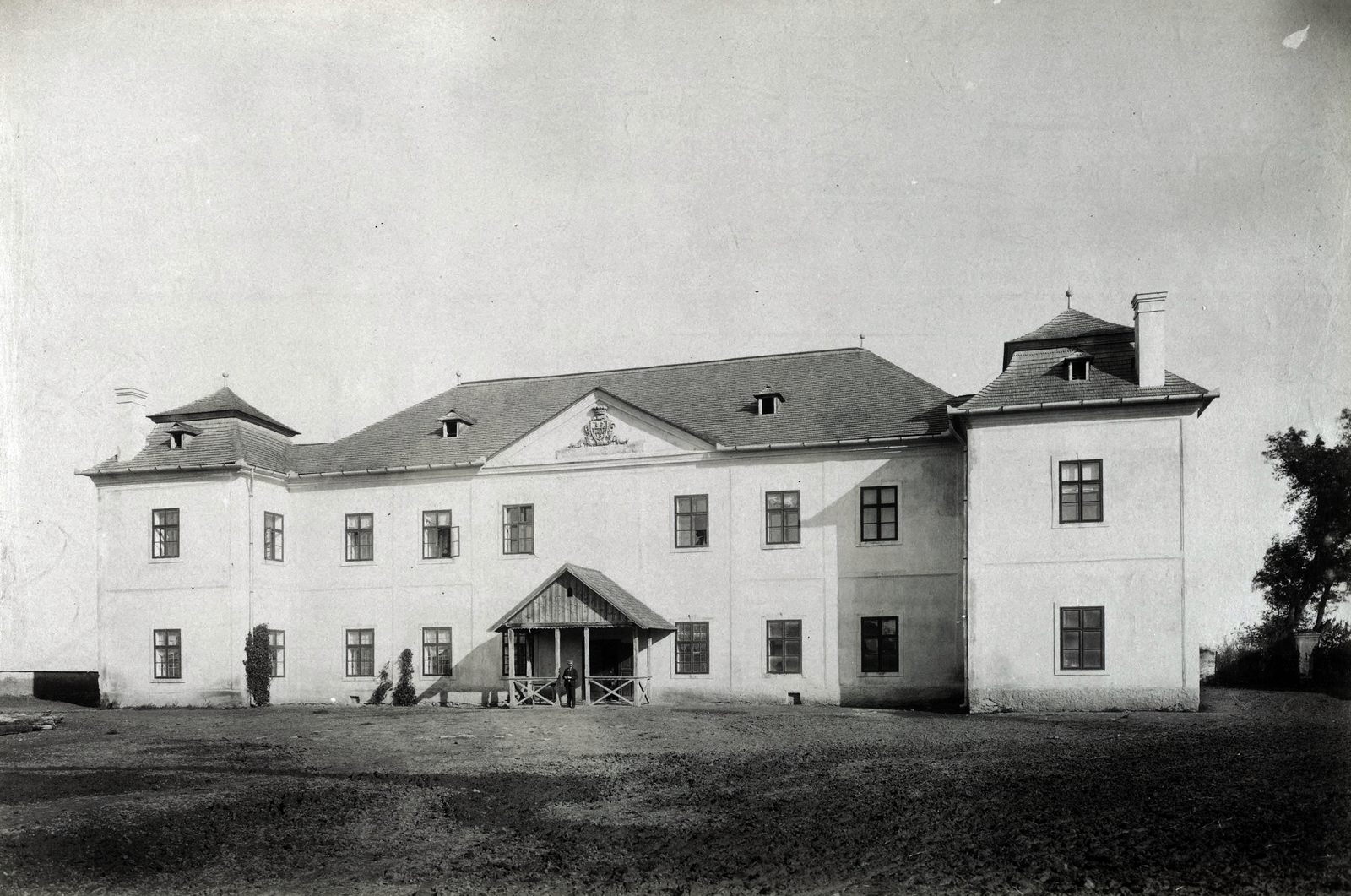 Slovakia, Žbince, Barkóczy-kastély, ekkor Andrássy Dénes gróf tulajdona (később elpusztult). A felvétel 1895-1899 között készült. A kép forrását kérjük így adja meg: Fortepan / Budapest Főváros Levéltára. Levéltári jelzet: HU.BFL.XV.19.d.1.12.162, 1900, Budapest Főváros Levéltára / Klösz György fényképei, Klösz György, mansion, pediment, Fortepan #83466