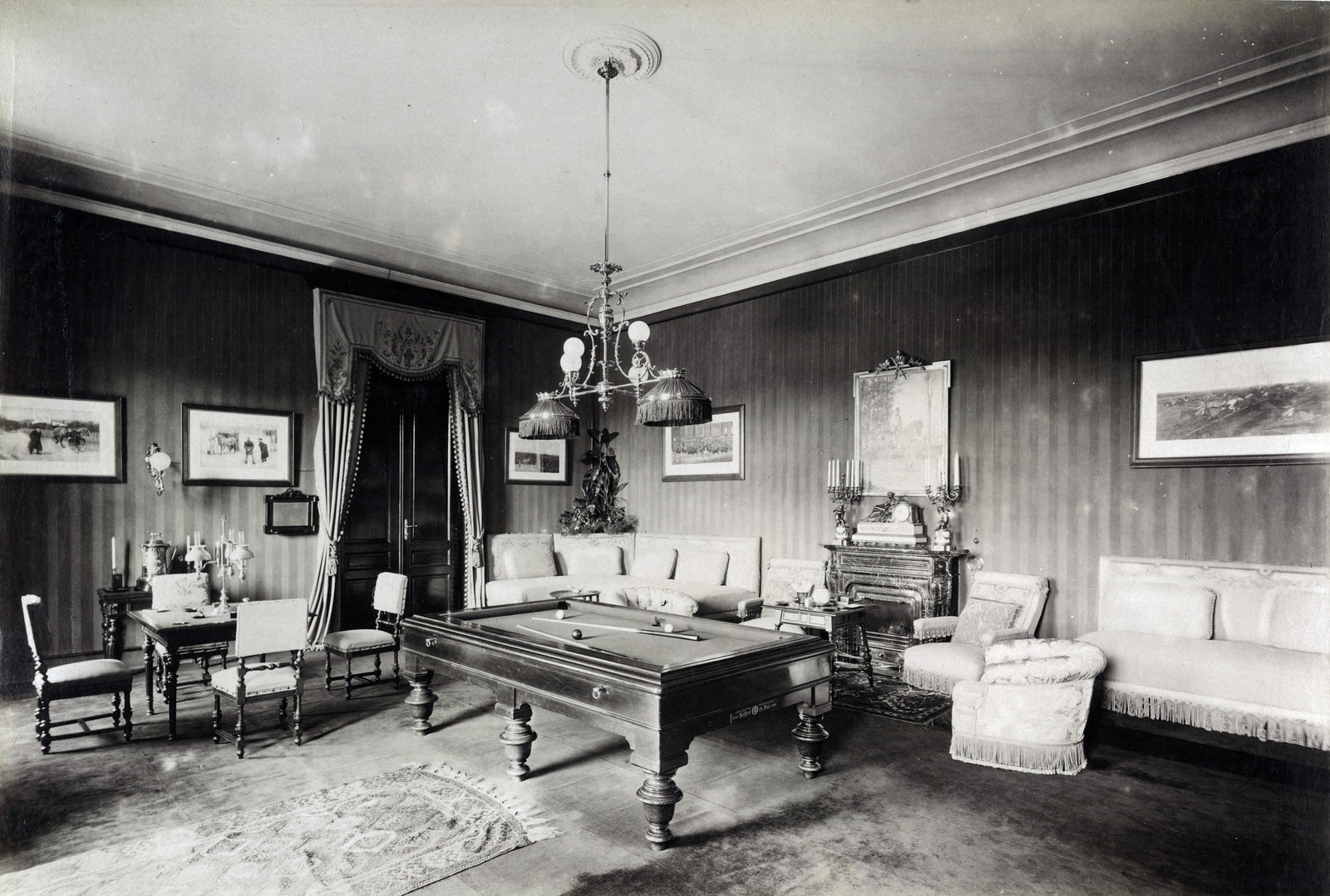 Romania,Transylvania, Santăul Mic, Kőnigswarter Herman báró kastélya, billiárdszoba. A felvétel 1895-1899 között készült. A kép forrását kérjük így adja meg: Fortepan / Budapest Főváros Levéltára. Levéltári jelzet: HU.BFL.XV.19.d.1.12.165, 1900, Budapest Főváros Levéltára / Klösz György fényképei, Klösz György, interior, candlestick, billiard table, Fortepan #83469