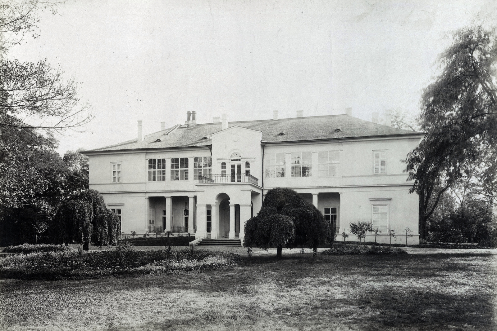 Romania,Transylvania, Sânpetru Mare, (ekkor Rácz-Szent-Péter), gróf Szapáry Pál kastélyának elölnézete. A felvétel 1895-1899 között készült. A kép forrását kérjük így adja meg: Fortepan / Budapest Főváros Levéltára. Levéltári jelzet: HU.BFL.XV.19.d.1.12.170, 1900, Budapest Főváros Levéltára / Klösz György fényképei, Klösz György, castle, Fortepan #83474