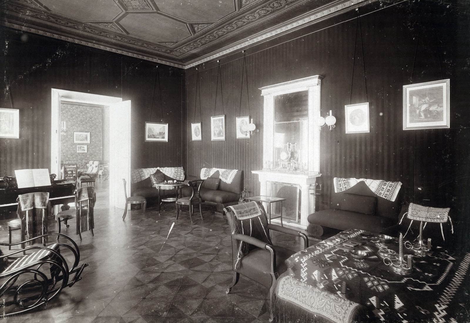 Romania,Transylvania, Sânpetru Mare, (ekkor Rácz-Szent-Péter), gróf Szapáry Pál kastélyának nagyterme. A felvétel 1895-1899 között készült. A kép forrását kérjük így adja meg: Fortepan / Budapest Főváros Levéltára. Levéltári jelzet: HU.BFL.XV.19.d.1.12.173, 1900, Budapest Főváros Levéltára / Klösz György fényképei, Klösz György, rocking chair, interior, piano, Fortepan #83477