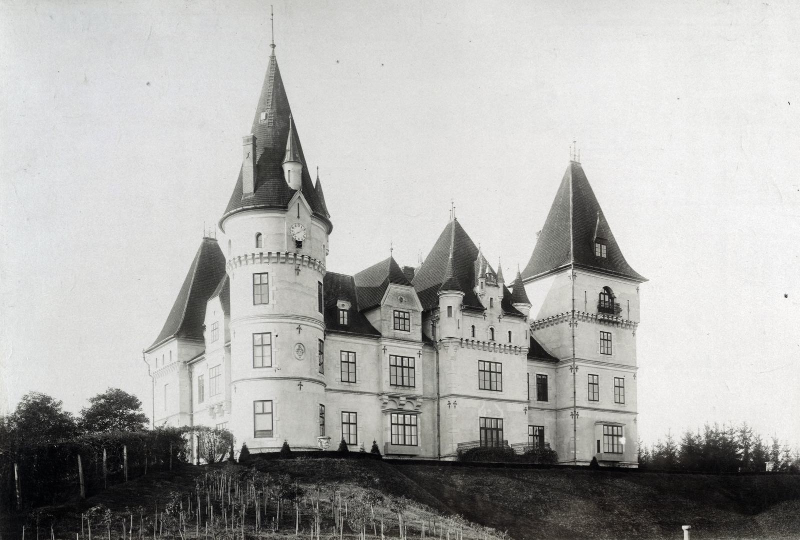 Hungary, Tiszadob, az Andrássy-kastély elölnézete. A felvétel 1895-1899 között készült. A kép forrását kérjük így adja meg: Fortepan / Budapest Főváros Levéltára. Levéltári jelzet: HU.BFL.XV.19.d.1.12.175, 1900, Budapest Főváros Levéltára / Klösz György fényképei, Klösz György, castle, Fortepan #83479