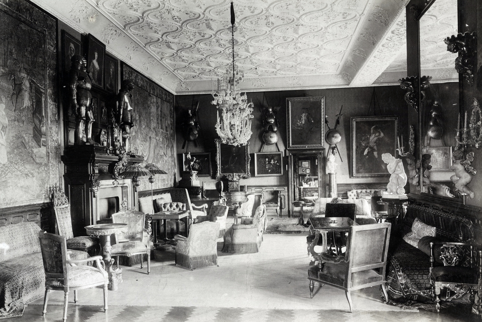 Hungary, Tiszadob, Andrássy-kastély, nagyszalon. A felvétel 1895-1899 között készült. A kép forrását kérjük így adja meg: Fortepan / Budapest Főváros Levéltára. Levéltári jelzet: HU.BFL.XV.19.d.1.12.177, 1900, Budapest Főváros Levéltára / Klösz György fényképei, Klösz György, angel, painting, interior, chandelier, shield, armor, Fortepan #83481