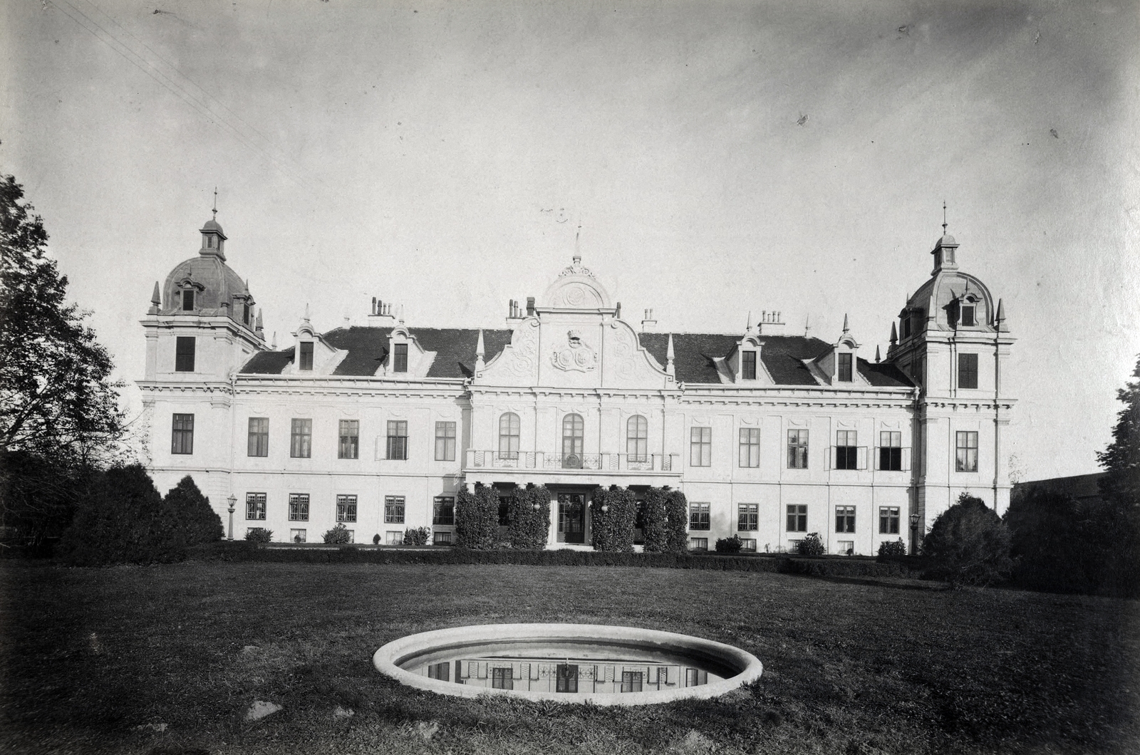 Hungary, Trebišov, Andrássy Tivadar gróf barokk kastélyának elölnézete. A felvétel 1895-1899 között készült. A kép forrását kérjük így adja meg: Fortepan / Budapest Főváros Levéltára. Levéltári jelzet: HU.BFL.XV.19.d.1.12.184, 1900, Budapest Főváros Levéltára / Klösz György fényképei, Klösz György, castle, Fortepan #83488