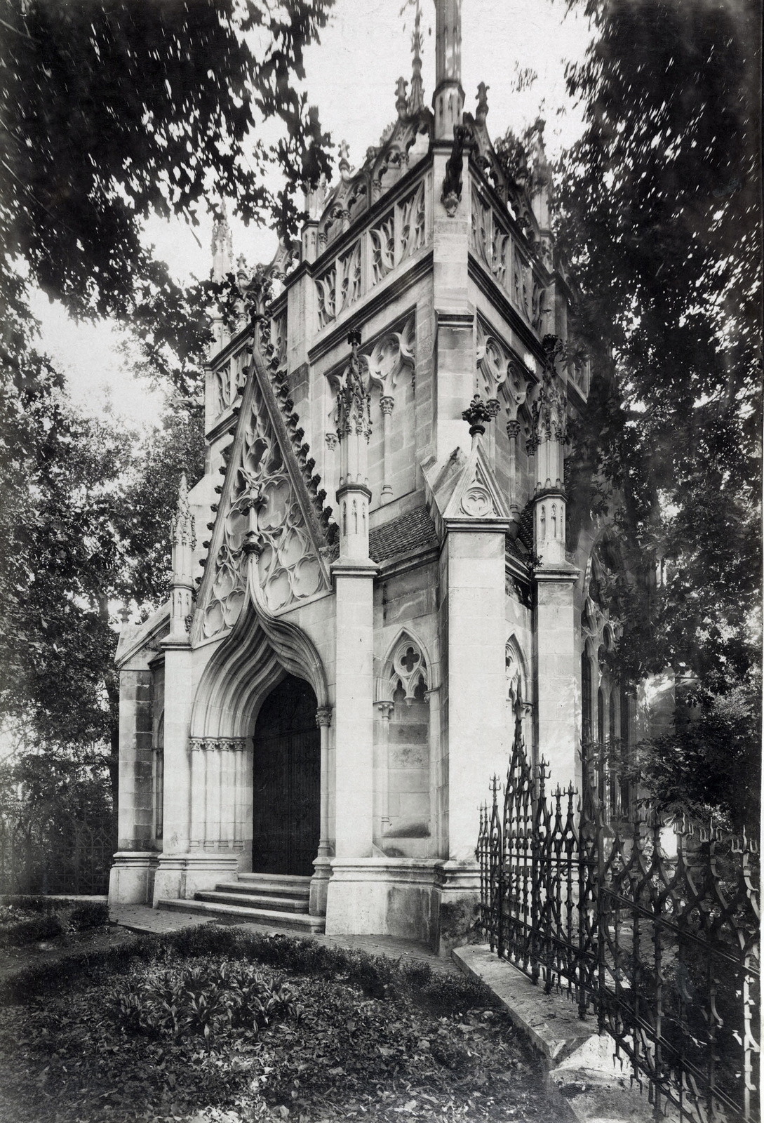 Magyarország, Tőketerebes, az Andrássy család mauzóleuma. A felvétel 1895-1899 között készült. A kép forrását kérjük így adja meg: Fortepan / Budapest Főváros Levéltára. Levéltári jelzet: HU.BFL.XV.19.d.1.12.186, 1900, Budapest Főváros Levéltára / Klösz György fényképei, Klösz György, mauzóleum, Fortepan #83490