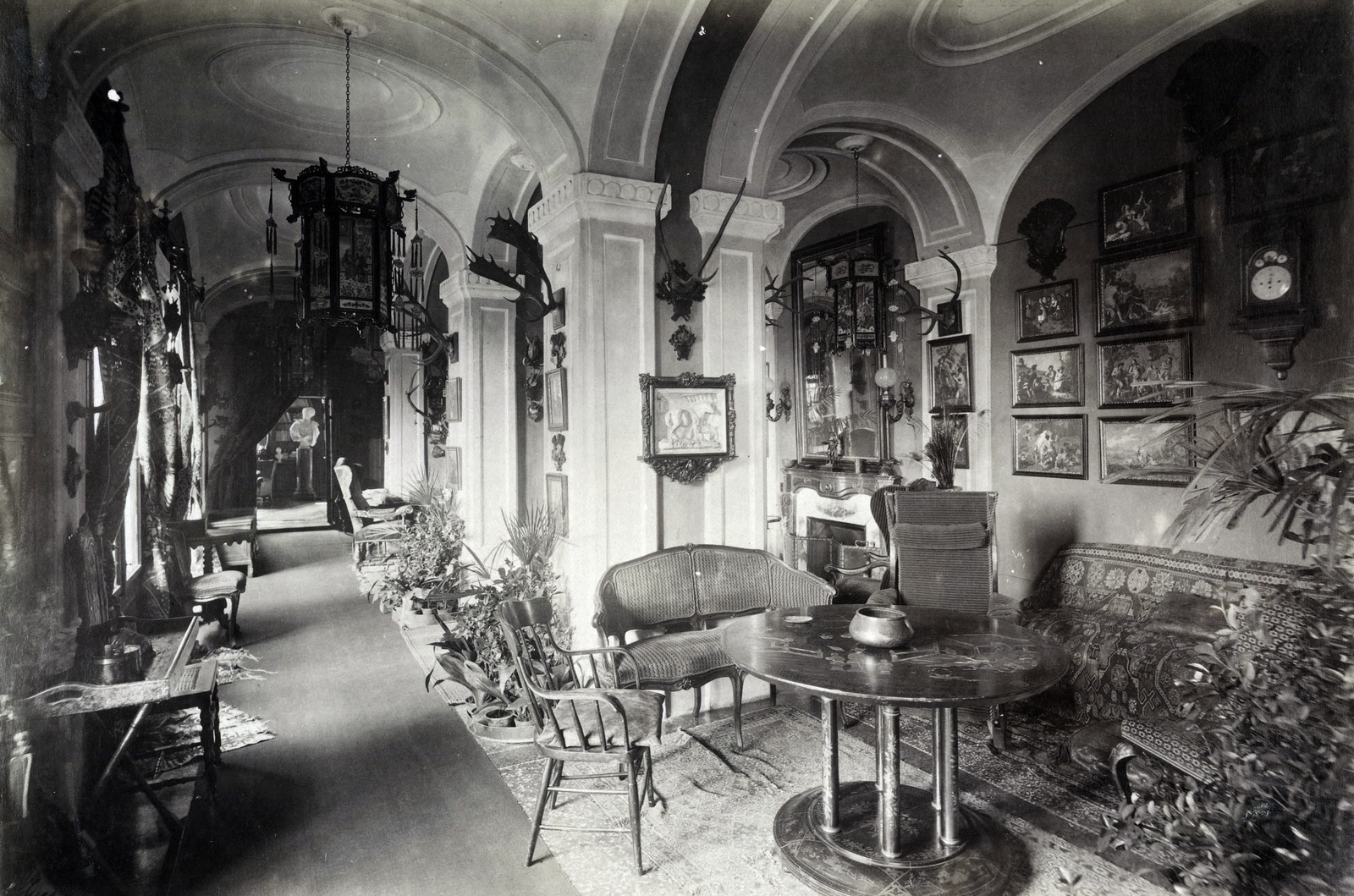 Hungary, Trebišov, Andrássy Tivadar gróf barokk kastélyának előcsarnoka. A felvétel 1895-1899 között készült. A kép forrását kérjük így adja meg: Fortepan / Budapest Főváros Levéltára. Levéltári jelzet: HU.BFL.XV.19.d.1.12.189, 1900, Budapest Főváros Levéltára / Klösz György fényképei, Klösz György, interior, trophy, Fortepan #83493