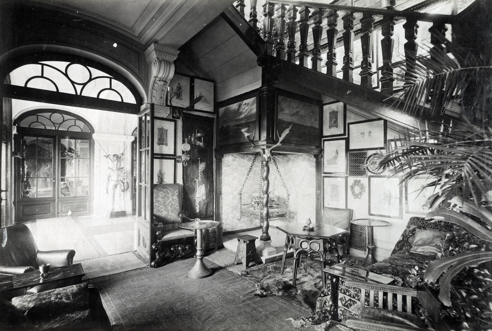 Hungary, Trebišov, Andrássy Tivadar gróf barokk kastélyának folyosója. A felvétel 1895-1899 között készült. A kép forrását kérjük így adja meg: Fortepan / Budapest Főváros Levéltára. Levéltári jelzet: HU.BFL.XV.19.d.1.12.190, 1900, Budapest Főváros Levéltára / Klösz György fényképei, Klösz György, interior, bearskin, armor, Fortepan #83494