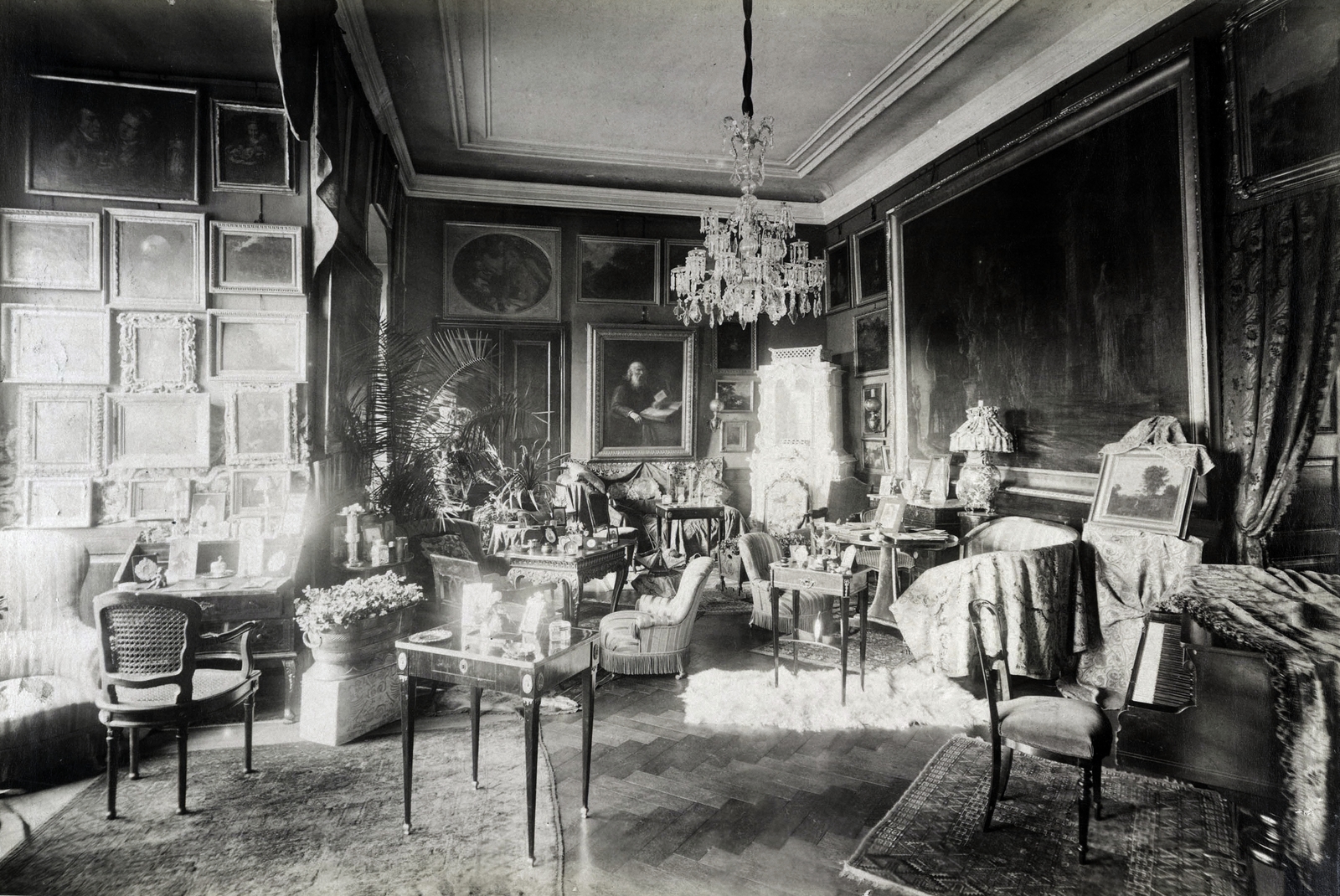 Hungary, Trebišov, Andrássy Tivadar gróf barokk kastélyának dolgozószobája. A felvétel 1895-1899 között készült. A kép forrását kérjük így adja meg: Fortepan / Budapest Főváros Levéltára. Levéltári jelzet: HU.BFL.XV.19.d.1.12.191, 1900, Budapest Főváros Levéltára / Klösz György fényképei, Klösz György, tile stove, painting, interior, chandelier, Fortepan #83495