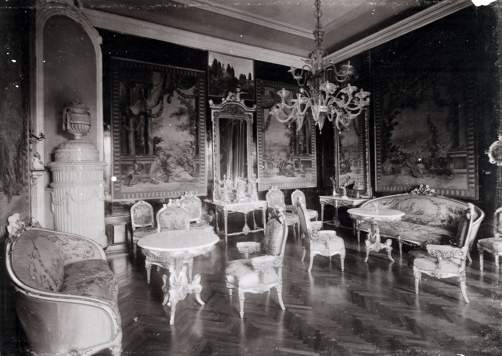 Hungary, Trebišov, Andrássy Tivadar gróf barokk kastélyának gobelin szalonja. A felvétel 1895-1899 között készült. A kép forrását kérjük így adja meg: Fortepan / Budapest Főváros Levéltára. Levéltári jelzet: HU.BFL.XV.19.d.1.12.192, 1900, Budapest Főváros Levéltára / Klösz György fényképei, Klösz György, tile stove, interior, chandelier, Fortepan #83496