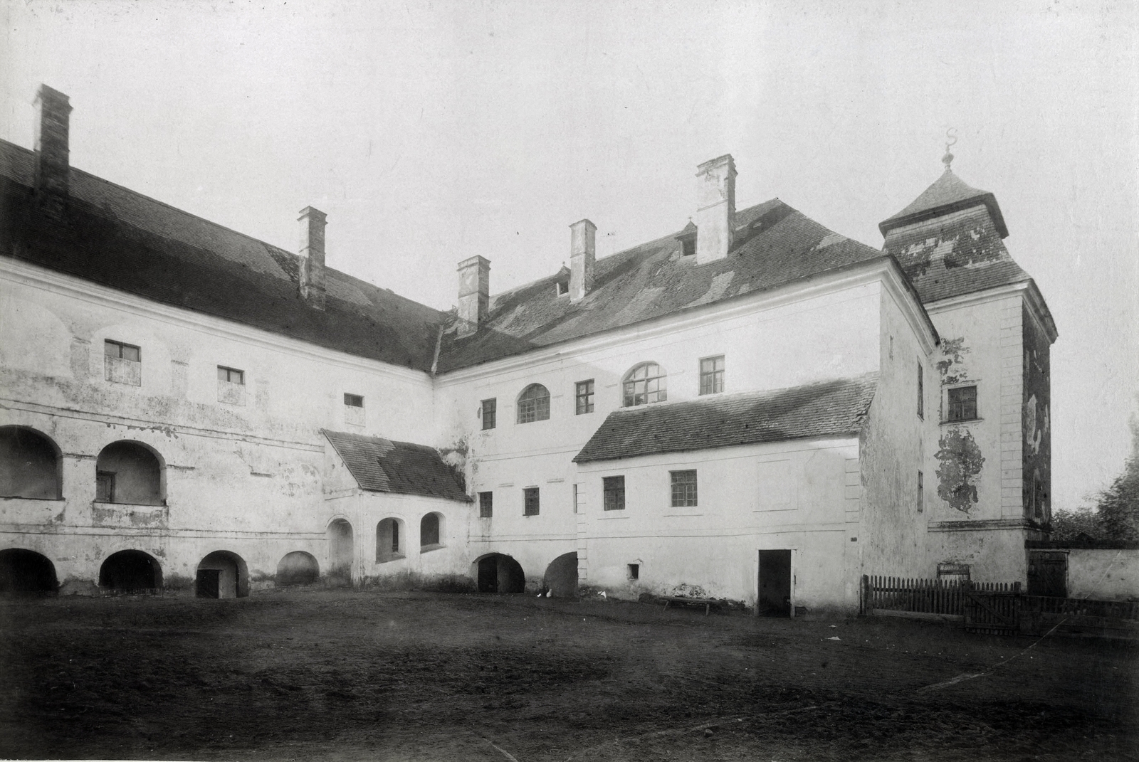 Hungary, Egervár, Nádasdy-Széchényi várkastély (ekkor báró Solymossy László tulajdona). A felvétel 1895-1899 között készült. A kép forrását kérjük így adja meg: Fortepan / Budapest Főváros Levéltára. Levéltári jelzet: HU.BFL.XV.19.d.1.12.195, 1900, Budapest Főváros Levéltára / Klösz György fényképei, Klösz György, castle, Fortepan #83499