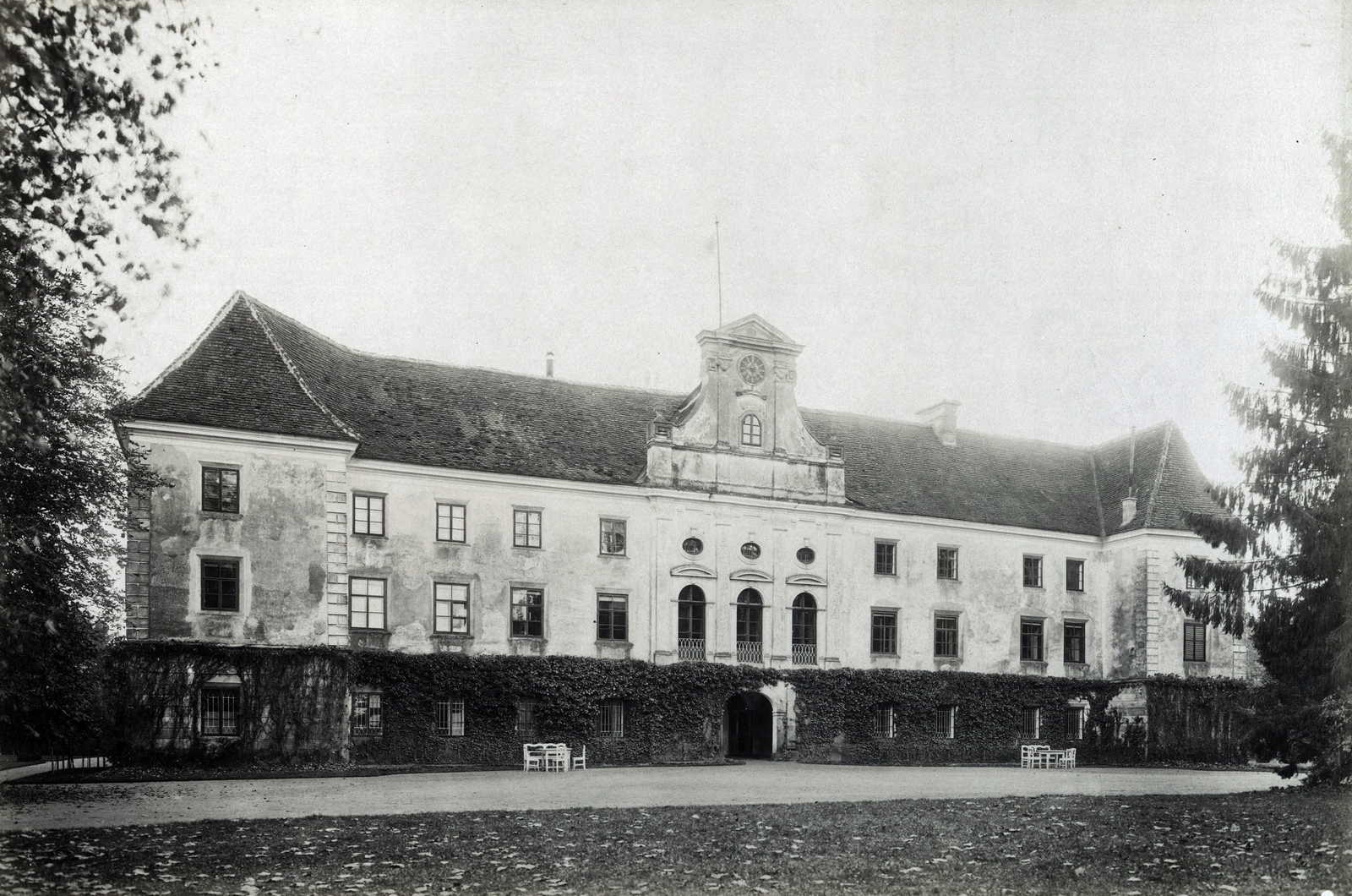 Slovenia, Murska Sobota, a Szapáry-kastély elölnézete. A felvétel 1895-1899 között készült. A kép forrását kérjük így adja meg: Fortepan / Budapest Főváros Levéltára. Levéltári jelzet: HU.BFL.XV.19.d.1.12.197, 1900, Budapest Főváros Levéltára / Klösz György fényképei, Klösz György, castle, Fortepan #83501