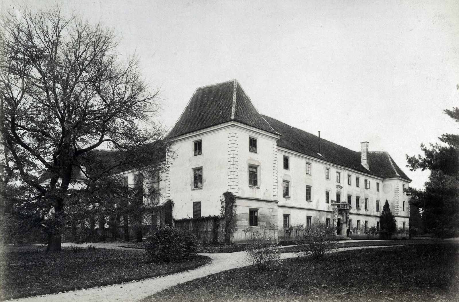 Slovenia, Murska Sobota, a Szapáry-kastély oldalnézete. A felvétel 1895-1899 között készült. A kép forrását kérjük így adja meg: Fortepan / Budapest Főváros Levéltára. Levéltári jelzet: HU.BFL.XV.19.d.1.12.198, 1900, Budapest Főváros Levéltára / Klösz György fényképei, Klösz György, castle, Fortepan #83502