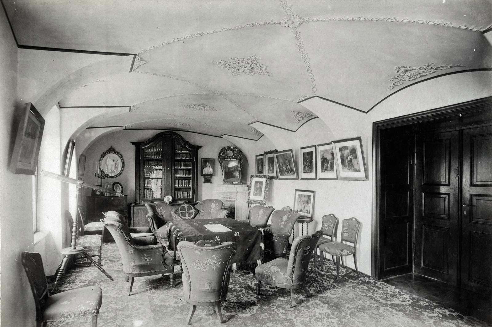 Slovenia, Murska Sobota, a Szapáry-kastély dolgozószobája. A felvétel 1895-1899 között készült. A kép forrását kérjük így adja meg: Fortepan / Budapest Főváros Levéltára. Levéltári jelzet: HU.BFL.XV.19.d.1.12.201, 1900, Budapest Főváros Levéltára / Klösz György fényképei, Klösz György, interior, telescope, bookcase, Fortepan #83505