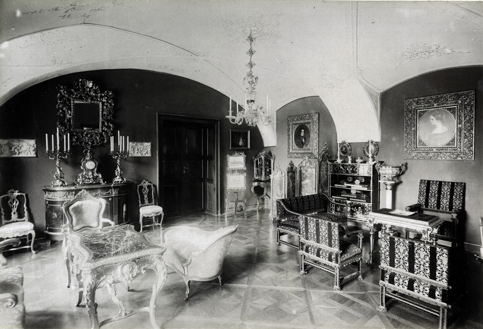Szlovénia, Muraszombat, a Szapáry-kastély szalonja. A felvétel 1895-1899 között készült. A kép forrását kérjük így adja meg: Fortepan / Budapest Főváros Levéltára. Levéltári jelzet: HU.BFL.XV.19.d.1.12.202, 1900, Budapest Főváros Levéltára / Klösz György fényképei, Klösz György, enteriőr, csillár, Fortepan #83506