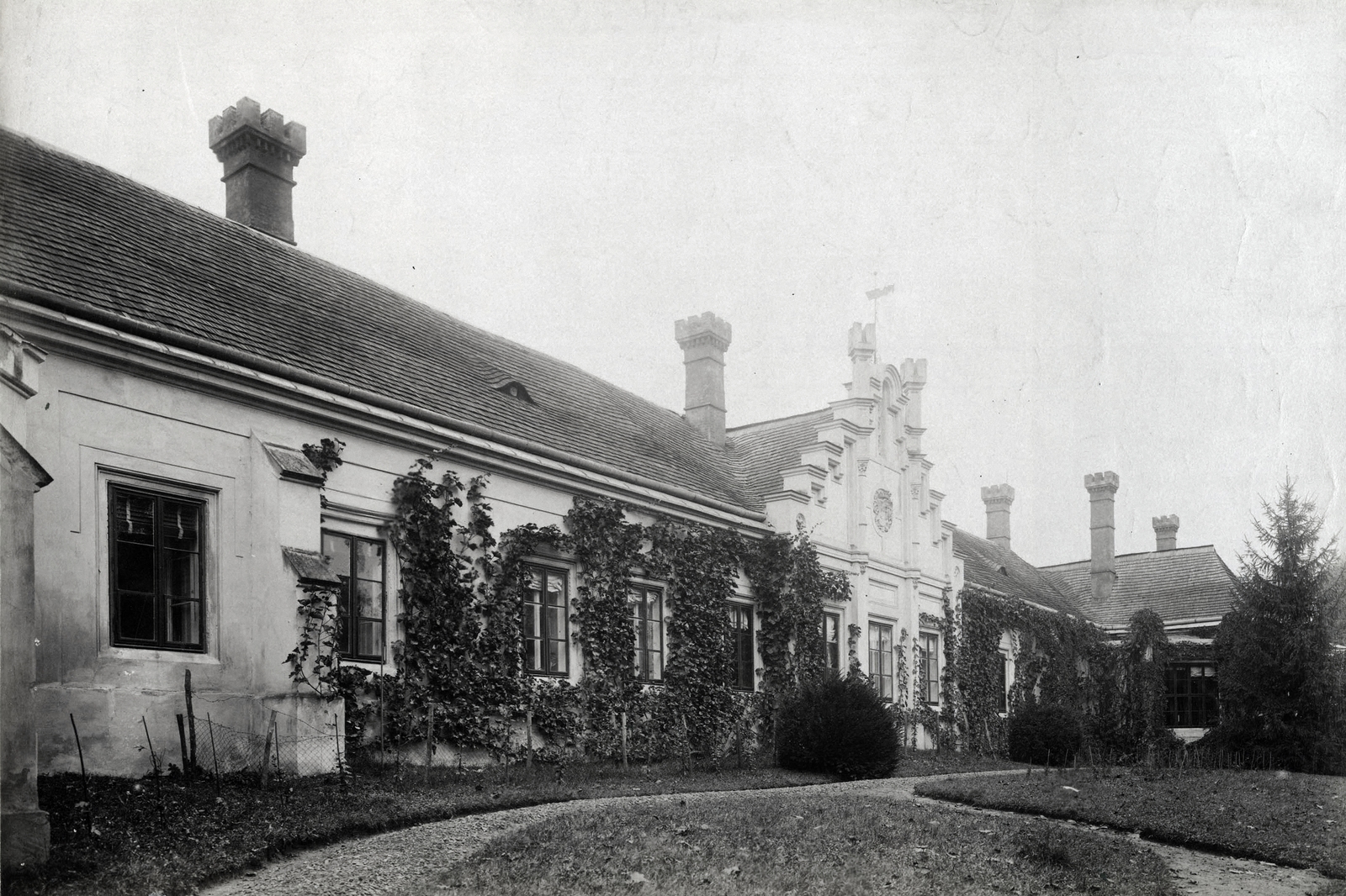Slovakia, Veľaty, gróf Andrássy Sándor kastélyának elölnézete. A felvétel 1895-1899 között készült. A kép forrását kérjük így adja meg: Fortepan / Budapest Főváros Levéltára. Levéltári jelzet: HU.BFL.XV.19.d.1.12.207, 1900, Budapest Főváros Levéltára / Klösz György fényképei, Klösz György, castle, Fortepan #83511