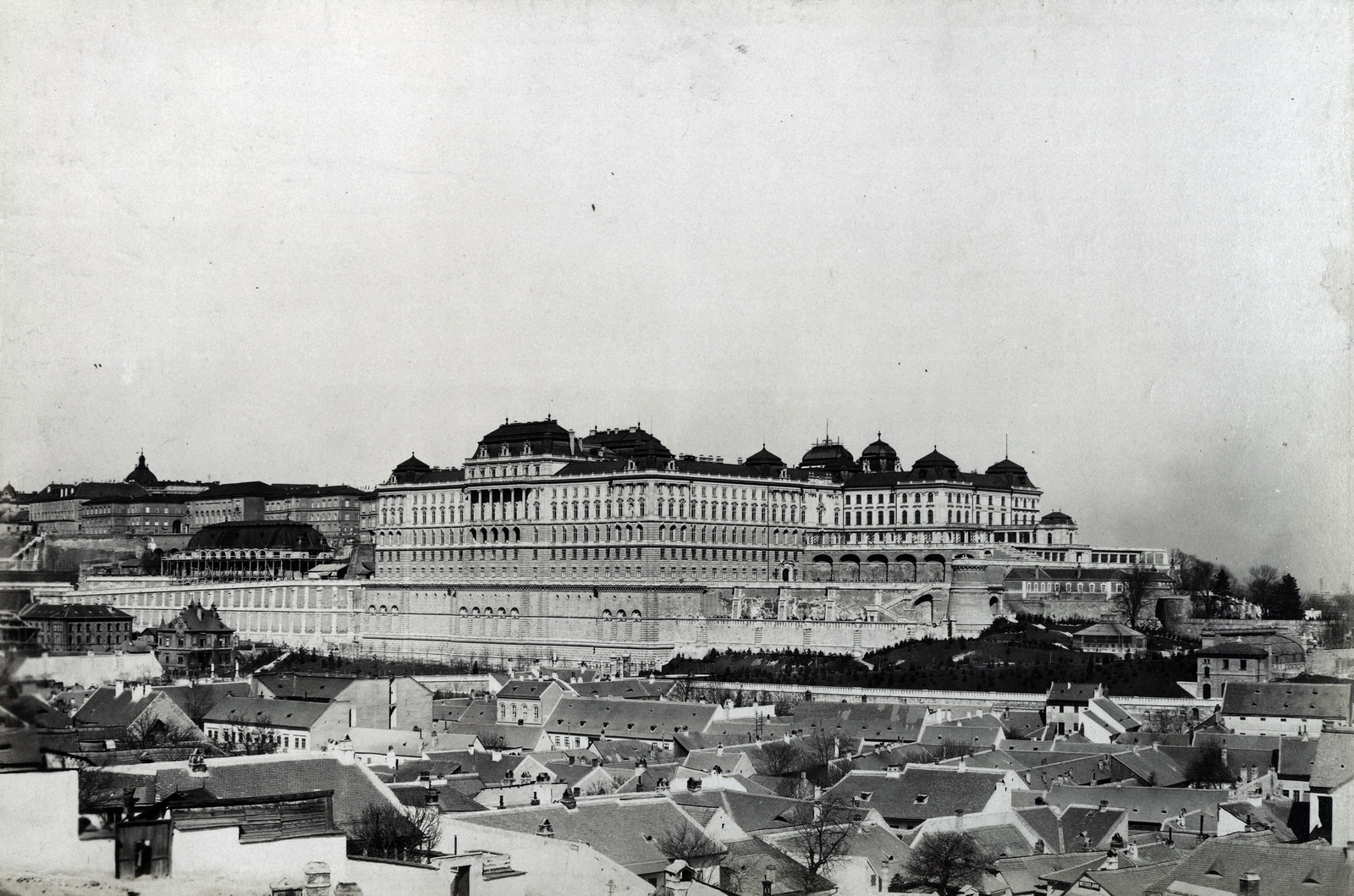 Magyarország, Budapest I., kilátás a Gellérthegyről a Tabánra és a Királyi Palotára (később Budavári Palota). A felvétel 1900 körül készült. A kép forrását kérjük így adja meg: Fortepan / Budapest Főváros Levéltára. Levéltári jelzet: HU.BFL.XV.19.d.1.12.210, 1900, Budapest Főváros Levéltára / Klösz György fényképei, Klösz György, Budapest, Fortepan #83514