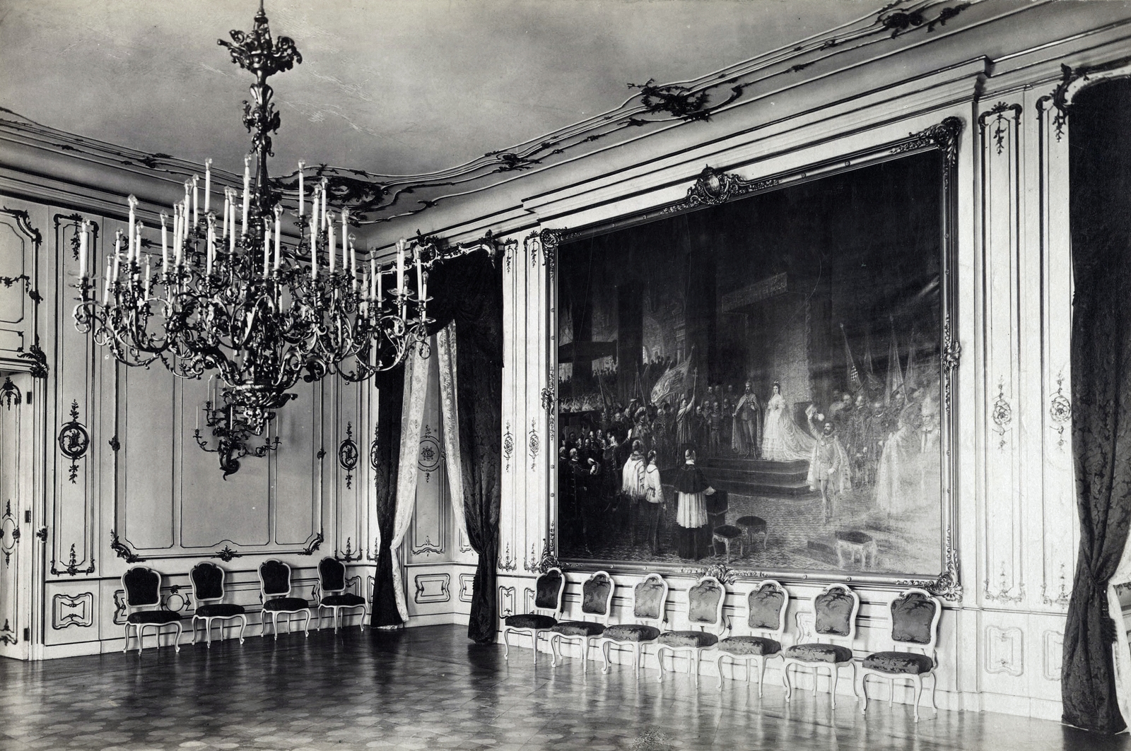 Hungary, Budapest I., a Királyi Palota fogadóterme. A falon Eduard von Engerth festménye: Ferenc József királlyá koronázása (1872). A felvétel 1895-1899 között készült. A kép forrását kérjük így adja meg: Fortepan / Budapest Főváros Levéltára. Levéltári jelzet: HU.BFL.XV.19.d.1.12.213, 1900, Budapest Főváros Levéltára / Klösz György fényképei, Klösz György, painting, interior, chandelier, Budapest, Fortepan #83516