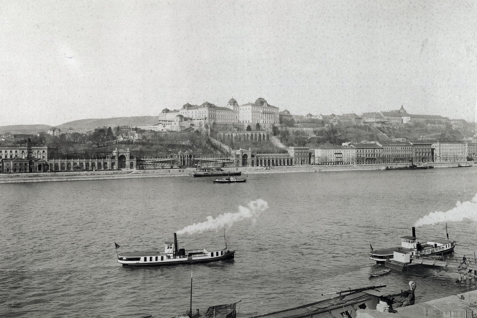 Magyarország, Budapest V.,Budapest I., a Várkert Bazár és a Királyi Palota (később Budavári Palota) a pesti oldalról, a Hungária Szállóból nézve. A felvétel 1898 körül készült. A kép forrását kérjük így adja meg: Fortepan / Budapest Főváros Levéltára. Levéltári jelzet: HU.BFL.XV.19.d.1.13.001, 1900, Budapest Főváros Levéltára / Klösz György fényképei, Klösz György, Duna, Budapest, gőzhajó, Best of, Fortepan #83518