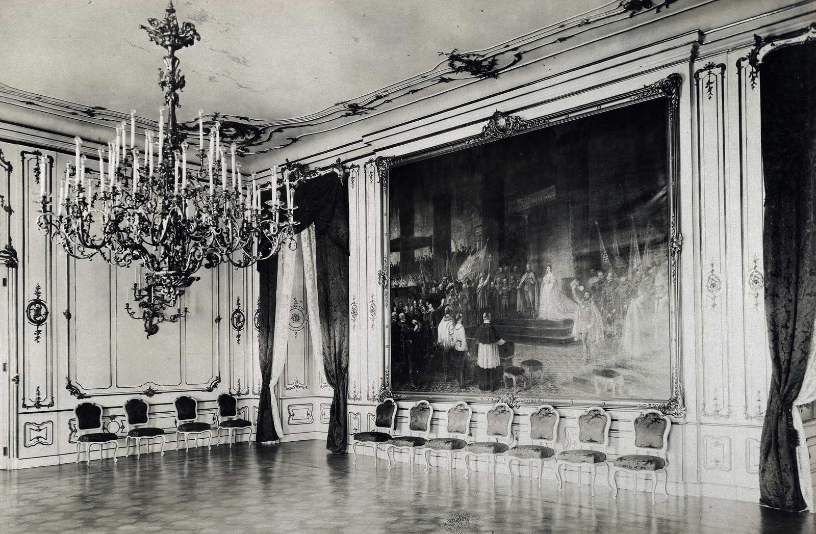 Hungary, Budapest I., a Királyi Palota fogadóterme. A falon Eduard von Engerth festménye: Ferenc József királlyá koronázása (1872). A felvétel 1895-1899 között készült. A kép forrását kérjük így adja meg: Fortepan / Budapest Főváros Levéltára. Levéltári jelzet: HU.BFL.XV.19.d.1.13.003, 1900, Budapest Főváros Levéltára / Klösz György fényképei, Klösz György, painting, interior, chandelier, Budapest, Fortepan #83519