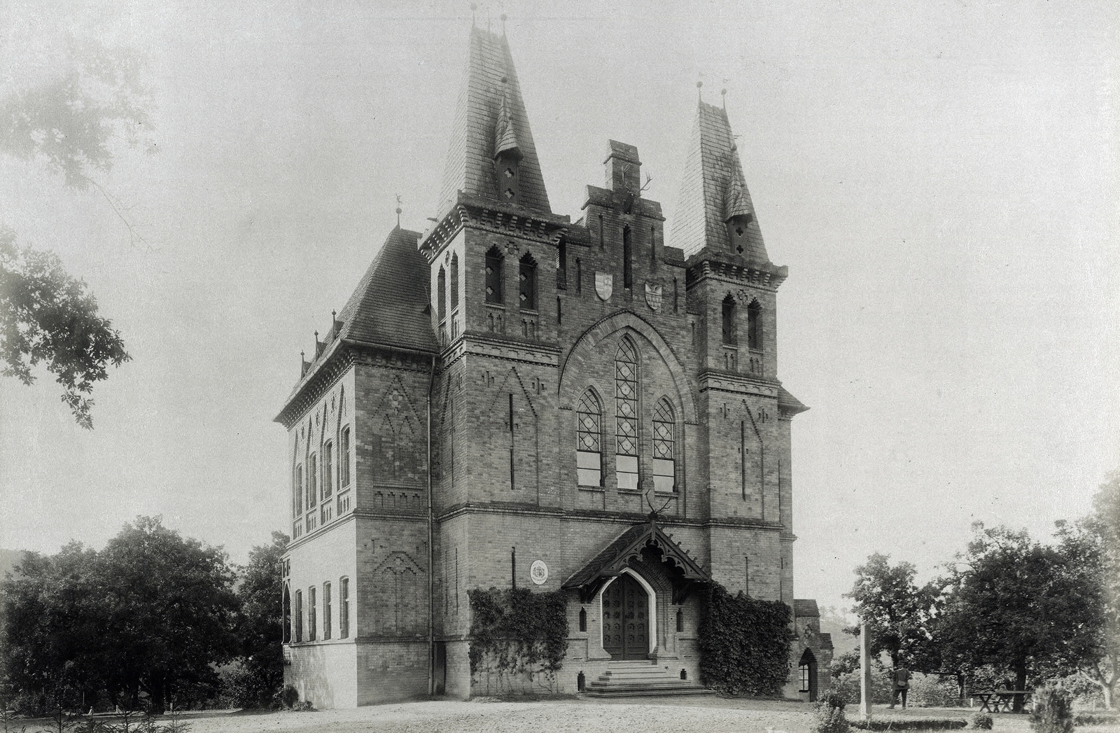 Magyarország, Galgamácsa, a királyi vadászkastély homlokzata. A felvétel 1895-1899 között készült. A kép forrását kérjük így adja meg: Fortepan / Budapest Főváros Levéltára. Levéltári jelzet: HU.BFL.XV.19.d.1.13.006, 1900, Budapest Főváros Levéltára / Klösz György fényképei, Klösz György, kastély, Fortepan #83522