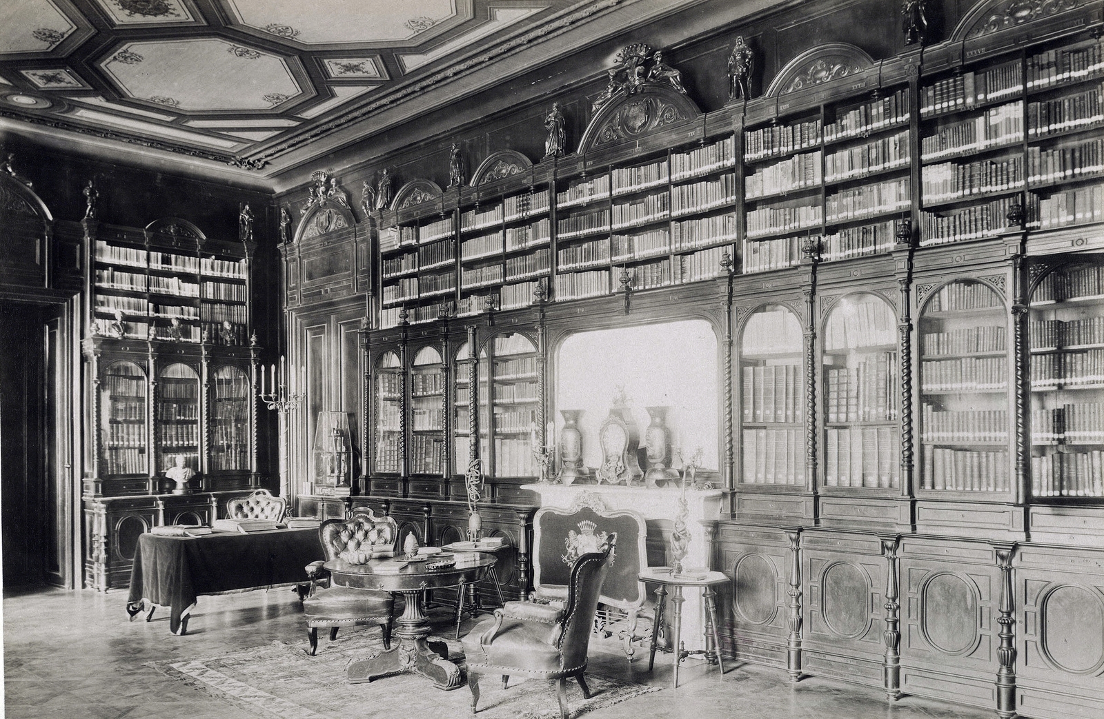 Hungary, Budapest I., Krisztina körút 55., a Karátsonyi-palota (lebontották) könyvtárszobája. A felvétel 1895-1899 között készült. A kép forrását kérjük így adja meg: Fortepan / Budapest Főváros Levéltára. Levéltári jelzet: HU.BFL.XV.19.d.1.13.019, 1900, Budapest Főváros Levéltára / Klösz György fényképei, Klösz György, interior, library, Budapest, vanished building, Fortepan #83534