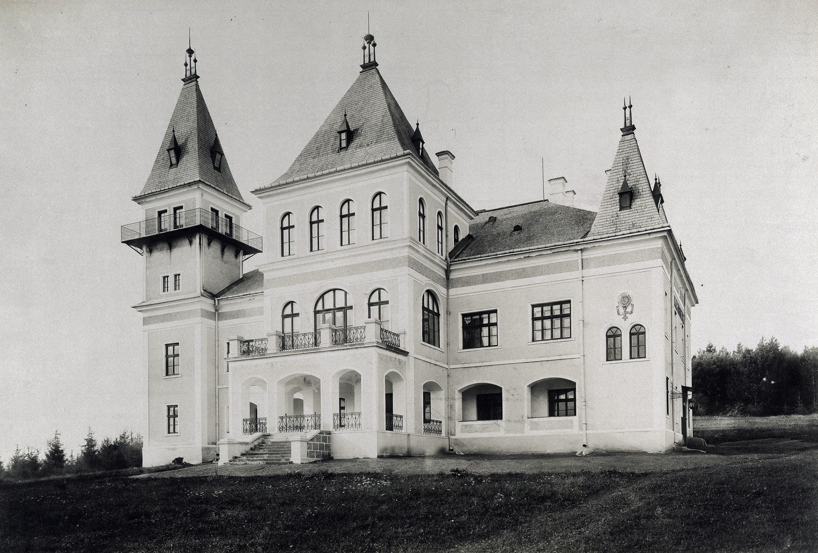 Romania,Transylvania, Zichy Jenő gróf Felsőlugos közeli vadászkastélyának főhomlokzata. A felvétel 1895-1899 között készült. A kép forrását kérjük így adja meg: Fortepan / Budapest Főváros Levéltára. Levéltári jelzet: HU.BFL.XV.19.d.1.13.030, 1900, Budapest Főváros Levéltára / Klösz György fényképei, Klösz György, castle, Fortepan #83541