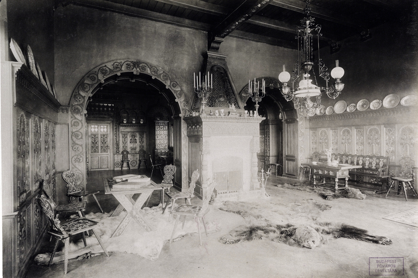 Romania,Transylvania, Zichy Jenő gróf Felsőlugos közeli vadászkastélya, magyar szalon. A felvétel 1895-1899 között készült. A kép forrását kérjük így adja meg: Fortepan / Budapest Főváros Levéltára. Levéltári jelzet: HU.BFL.XV.19.d.1.13.032, 1900, Budapest Főváros Levéltára / Klösz György fényképei, Klösz György, interior, chandelier, candlestick, bearskin, Fortepan #83543