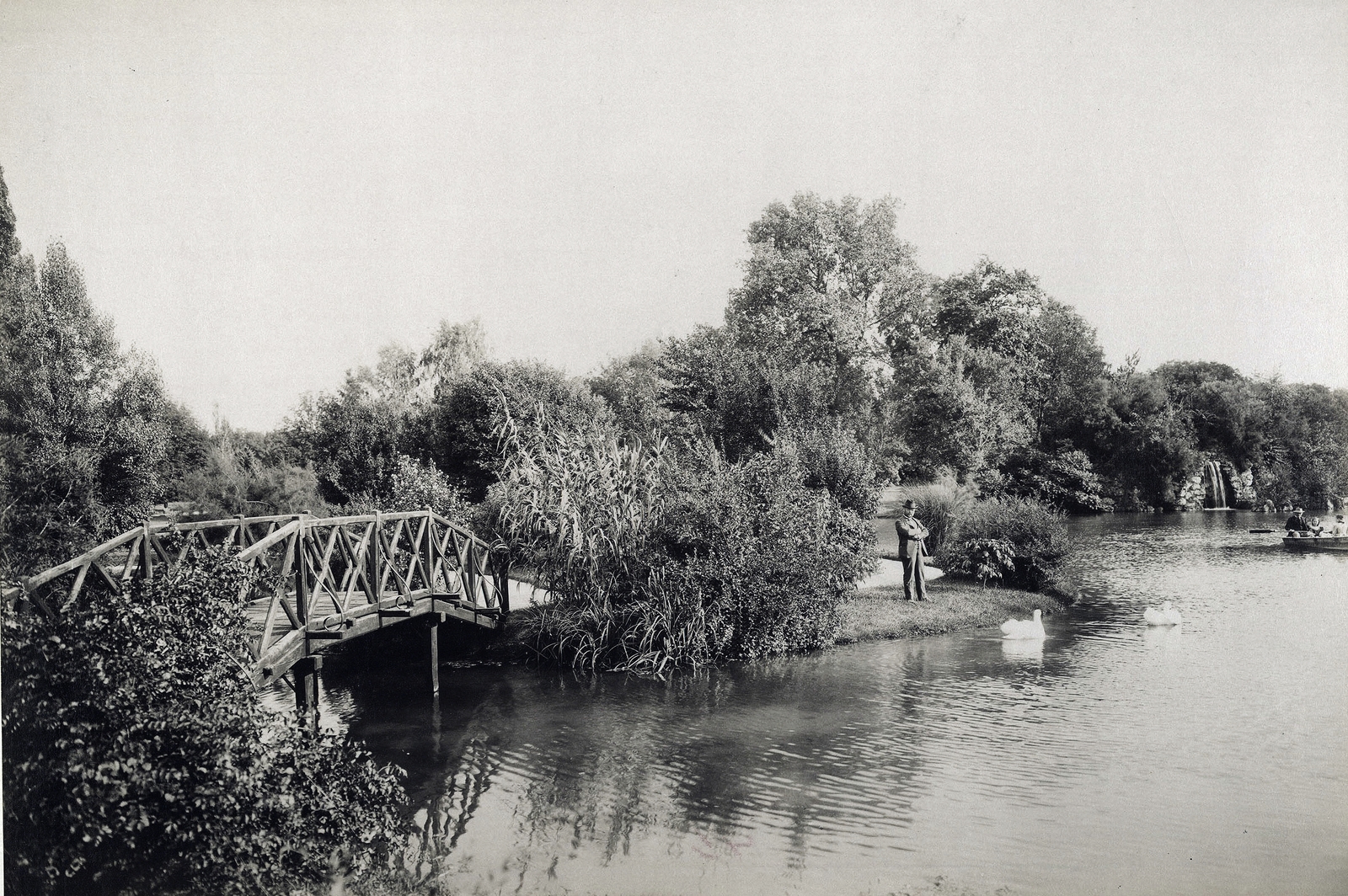 Hungary, Nádasdladány, a Nádasdy-kastély parkja. A felvétel 1895-1899 között készült. A kép forrását kérjük így adja meg: Fortepan / Budapest Főváros Levéltára. Levéltári jelzet: HU.BFL.XV.19.d.1.13.039, 1900, Budapest Főváros Levéltára / Klösz György fényképei, Klösz György, bridge, swan, lake, boat, wooden bridge, water fall, Fortepan #83550