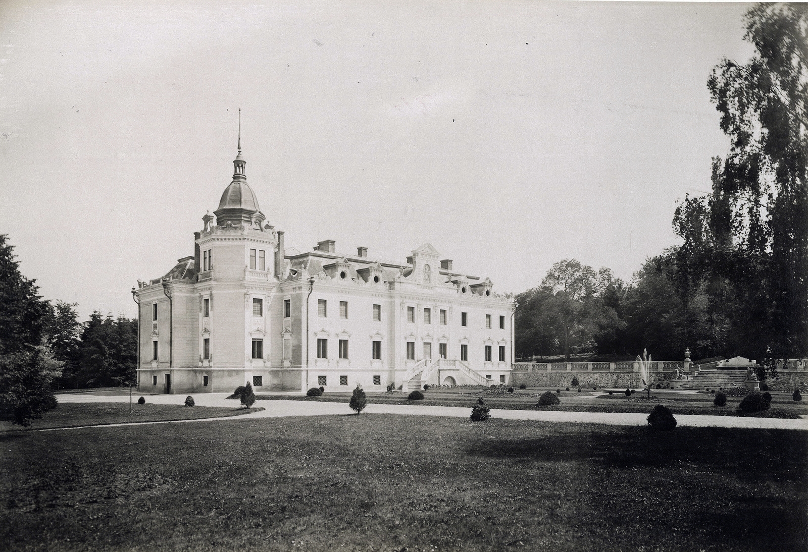 Hungary, Sorokpolány, Sorokújfalu (ekkor önálló, ma a község része), a Szapáry-kastély oldalnézete. A felvétel 1895-1899 között készült. A kép forrását kérjük így adja meg: Fortepan / Budapest Főváros Levéltára. Levéltári jelzet: HU.BFL.XV.19.d.1.13.041, 1900, Budapest Főváros Levéltára / Klösz György fényképei, Klösz György, castle, Fortepan #83552